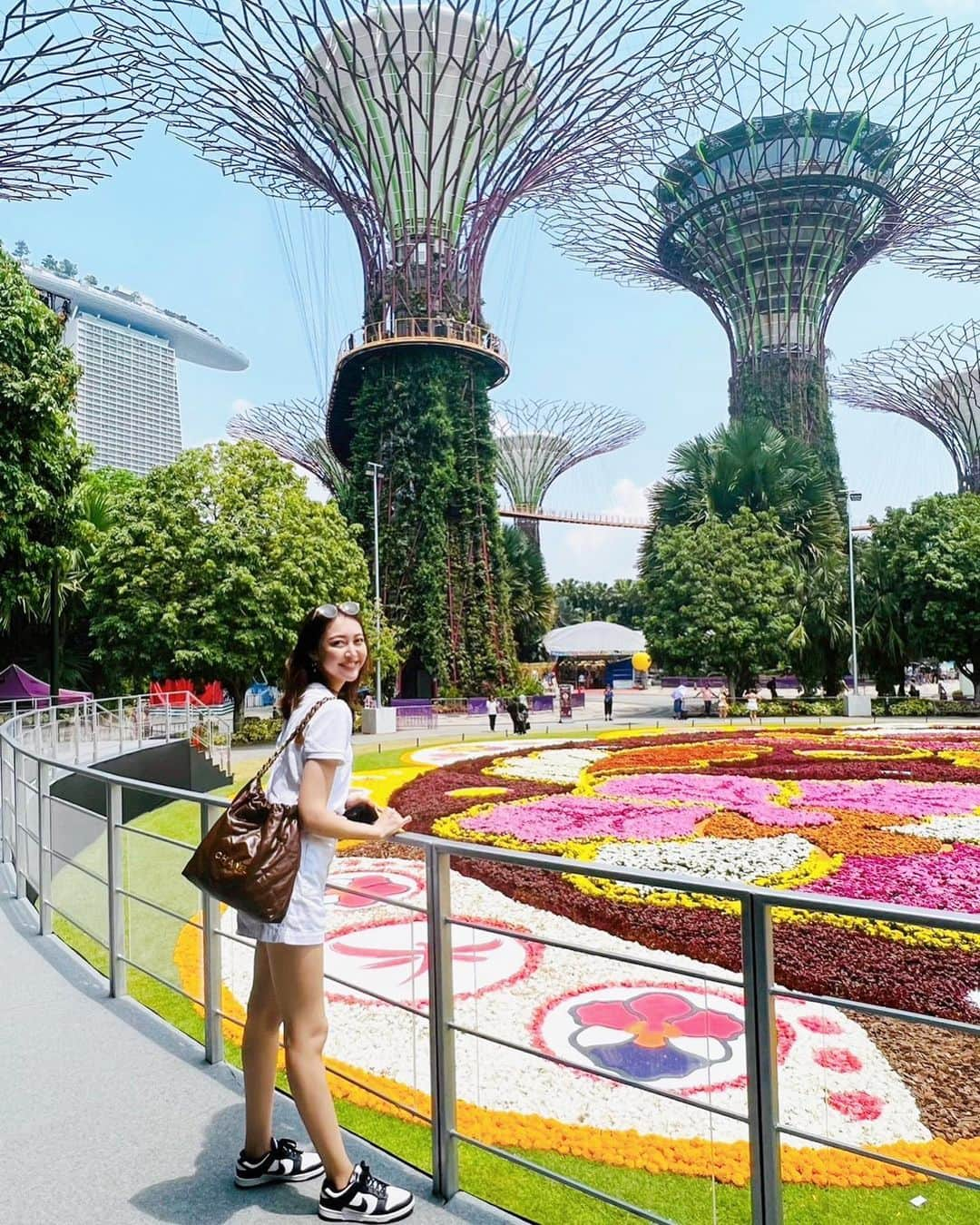 柳田菜月のインスタグラム：「Gardens by the bay 🇸🇬 . 初めて昼間に行ったけど、昼間も迫力があって綺麗だった😆 期間限定のフェスティバルもやってて、写真撮れて大満足！！ . #シンガポール旅行 #思い出  #gardensbythebay  #singapore」