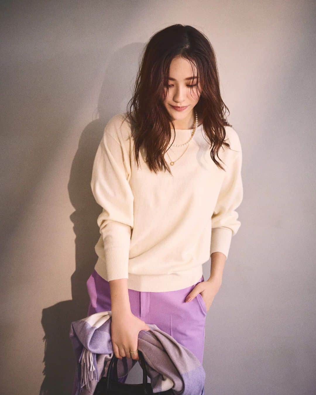 cdec_official Aesthetic Senseのインスタグラム：「2023 Autumn &winter 出会う。 わたしの、 「華やか」ニット  -01- 「着回し」を重視するなら 上品なハイゲージニット  肌触りが滑らかなカシミヤ混「ドルマンニット」。 軽くふんわりとした着心地で、無地なのに一枚でサマになるアイテムです。  今年らしいゆるさが魅力のデザインで、アームが広く腕周りに分量感があるので、気になる二の腕も自然にカバーしてくれます♪ ． . 5color ✴︎ knit No.187-17100 ¥15,950(tax in) ． . ． 新しいアイテムが続々と入荷しています‼︎ 是非オフィシャルサイトをチェック♪ @cdec_official  . .  #クードシャンス  #ファッション #ファッションコーデ #秋 #秋服 #秋服コーデ #秋コーデ #ニット #ニットコーデ #華やか #華やかコーデ #大人コーデ #着まわしコーデ #着まわし #おでかけコーデ #休日コーデ #お仕事コーデ #通勤コーデ #エレガント #きれいめコーデ #上品コーデ #着映えコーデ #おしゃれさんと繋がりたい #ファッション好きな人と繋がりたい」
