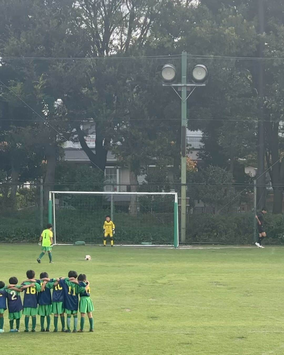 MASAHのインスタグラム：「初めての公式戦。 さらに正式にゴールキーパーとしての デビュー戦。 忖度無しに今日は主役だった。 マジでもってる男。 3人制のPKで決めたのは青馬だけで他は みんな枠外に。 最後青馬が止めたら勝ちの所でしっかりと セーブ。 流れがおいしすぎましたが 親としては心臓が口から出そうになりそれを 無理矢理飲み込んで吐きそうになりました。 そして珍しくこの動画は今宿さんの撮影 ですがやはり安定の今宿クオリティー。 キーパーの時はいいんだけどキックの時が 焦ったらしくフォーカスがネット。 染みついた塀の中の女受刑者感が丸出しです。」