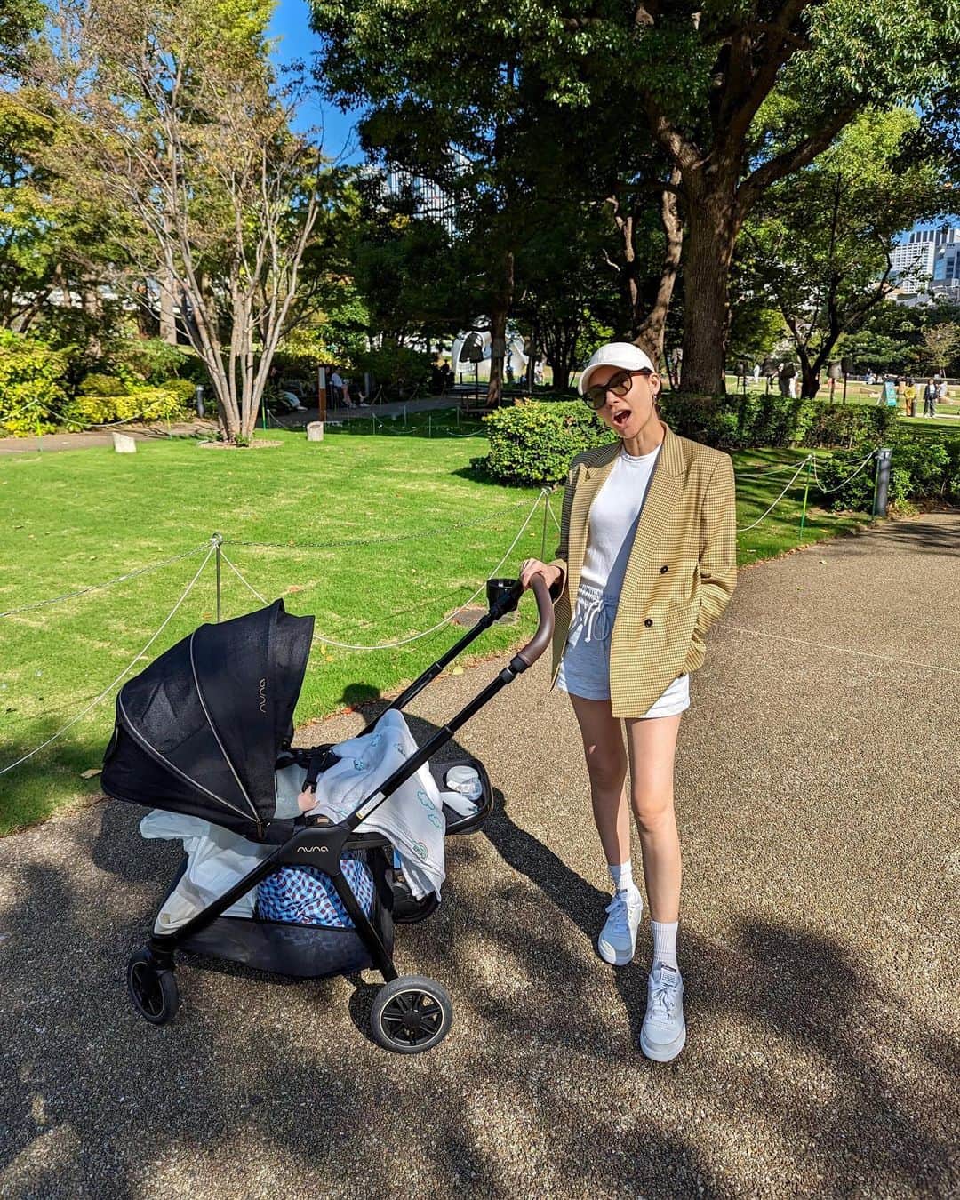 シャウラのインスタグラム：「バッタバタ、モッサモサ、カッピカピの状態で日々過ごしていたらあっちゅうまに1ヶ月以上たち、季節も変わろうとしています。😮‍💨　今日は久しぶりにちゃんとした姿でおさんぽ。 Can’t believe it’s already been over a month. I’ve emerged out of my postpartum cave and summer has turned to fall. Put some real clothes on today and went out for a walk.」