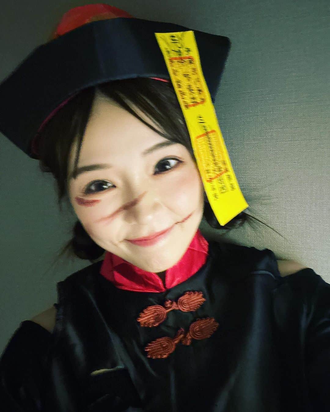 川村那月のインスタグラム：「そういえばもうすぐハロウィンですね🎃  USJで流行りまくっているゾンビ・デ・ダンス🧟  ファンの方に踊って欲しいと言って頂き、こんなことでもないとコスプレもしないなーなんて思いまして！  思い切って、昔から似ていると言われていたキョンシーになって踊ってみました。（なぜ？笑）  TikTokとYouTubeにそれぞれ載せてみたので暇つぶしによければ見てください🤣👻  #USJ #ゾンビデダンス #Ado さん #唱 #踊ってみた #キョンシー #川村那月」