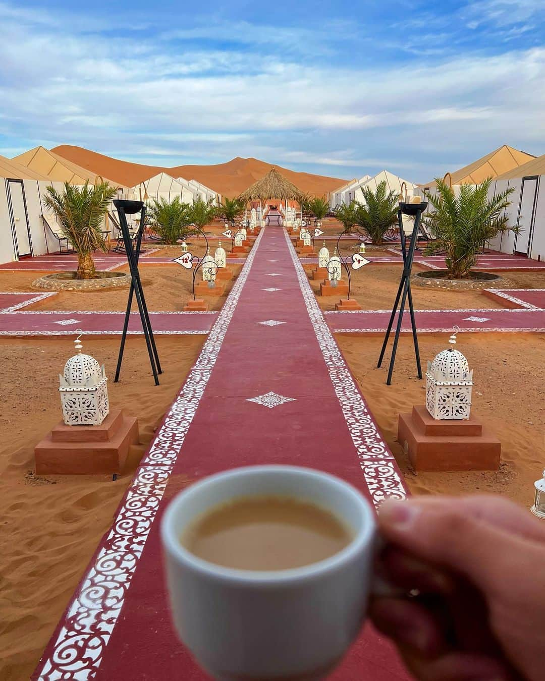 出井直助さんのインスタグラム写真 - (出井直助Instagram)「. 🇲🇦モロッコ・サハラ砂漠🏜  今日は【サハラ砂漠】でキャンプ⛺️ 日中は暑く、夜は冷えます。  砂漠でしか経験できないことを、 沢山しようと思います😎  #モロッコ #サハラ砂漠 #砂漠 #海外旅行  #morocco #moroccotravel #saharadesert #desert」10月7日 20時04分 - ocean_naosuke