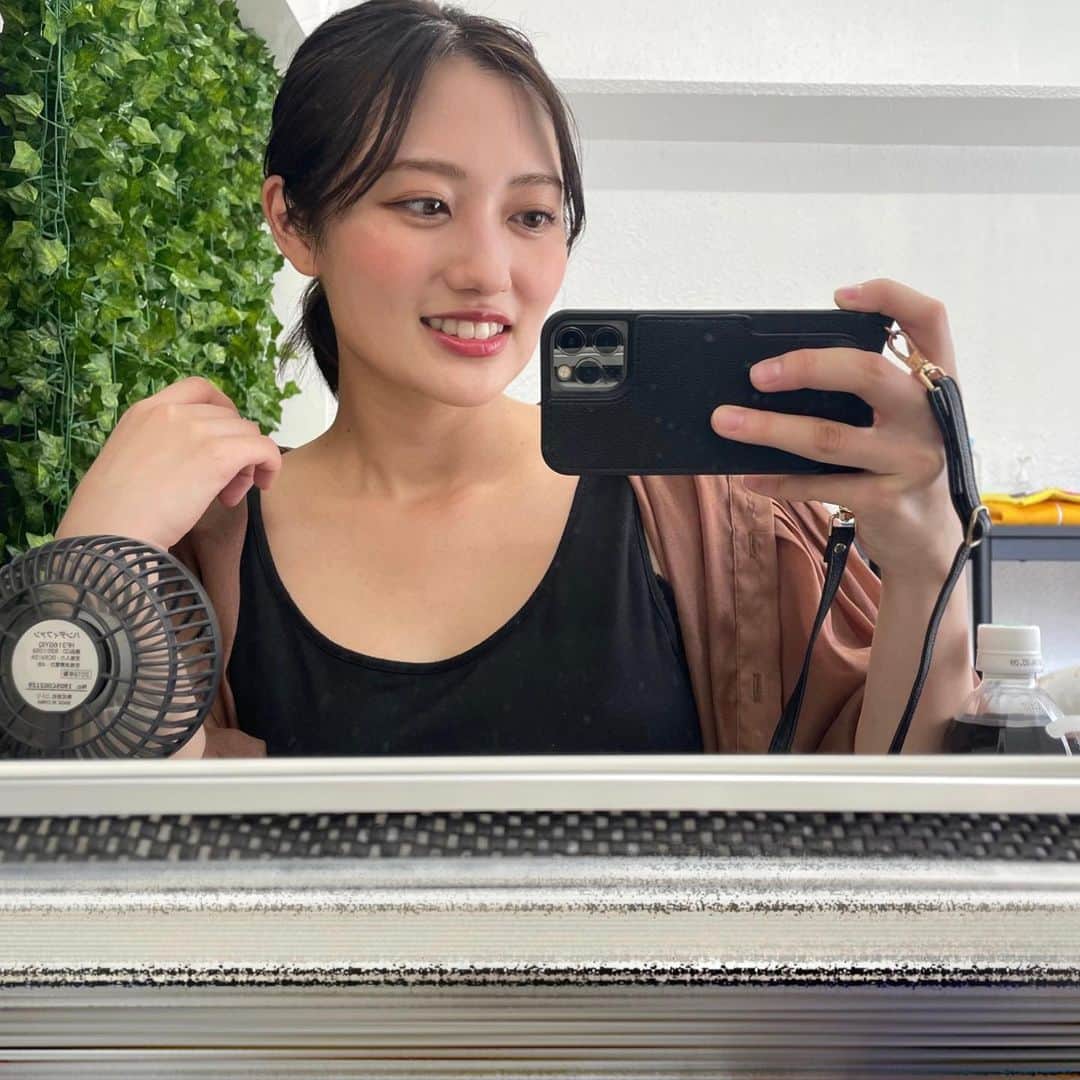 奥山かずさのインスタグラム：「今年の夏はあんまり外に出てないので白いままでした。 1番白いコンシーラーでも浮かないくらい白いままでした。 Diorコンシーラー本当に優秀🥹」