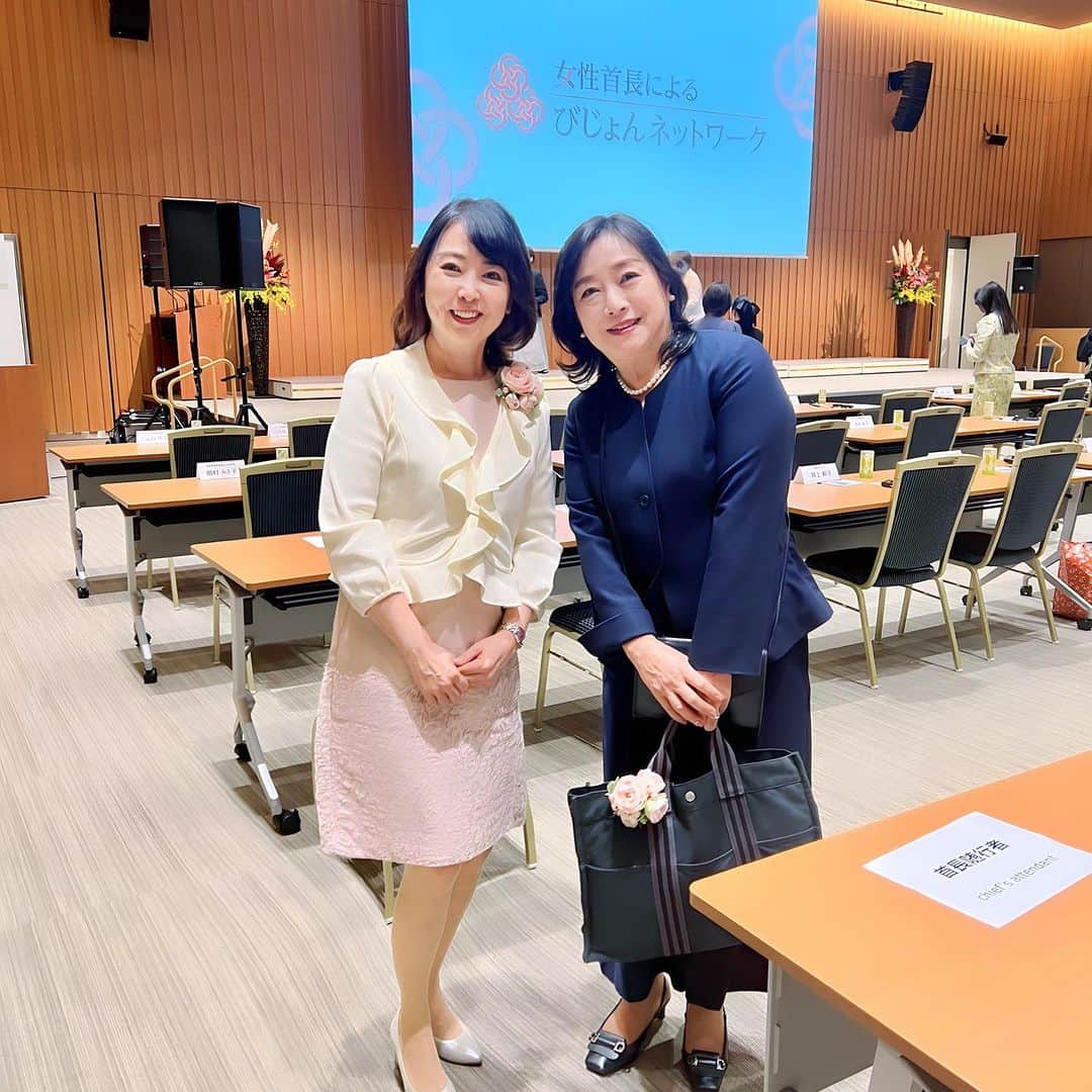牛窪万里子さんのインスタグラム写真 - (牛窪万里子Instagram)「今日は女性の活躍を推進を目的とした全国の女性首長と経営者、そして駐日女性大使による会議、女性首長によるびじょん ネットワーク（通称びじょネット）が開催され、私は分科会「女性が輝くためのライフ・ワーク・バランス」のモデレーターを務めました。  株式会社ワーク・ライフバランス代表取締役社長 小室淑恵さん、株式会社Mentor For 代表取締役社長 池原真佐子さんが登壇され、ご一緒しました。  終了後は、東京都の小池百合子都知事を囲んで記念撮影。  また総合司会を務められたForbes JAPAN 執行役員 Web編集部 編集長 谷本有香さんとも久しぶりの再会でした。 @yuka.tanimoto   またNHK横浜時代にご一緒した大村 朋子さんとも7年ぶりの再会が出来て嬉しかったです！  後日アーカイブ配信があります。 こちらのページよりどうぞ。 https://www.bijonet.tokyo/  #女性首長によるびじょんネットワーク #モデレーター #ライフワークバランス #女性活躍推進 #アナウンサー  @bijo_net」10月7日 20時08分 - mariko_ushikubo