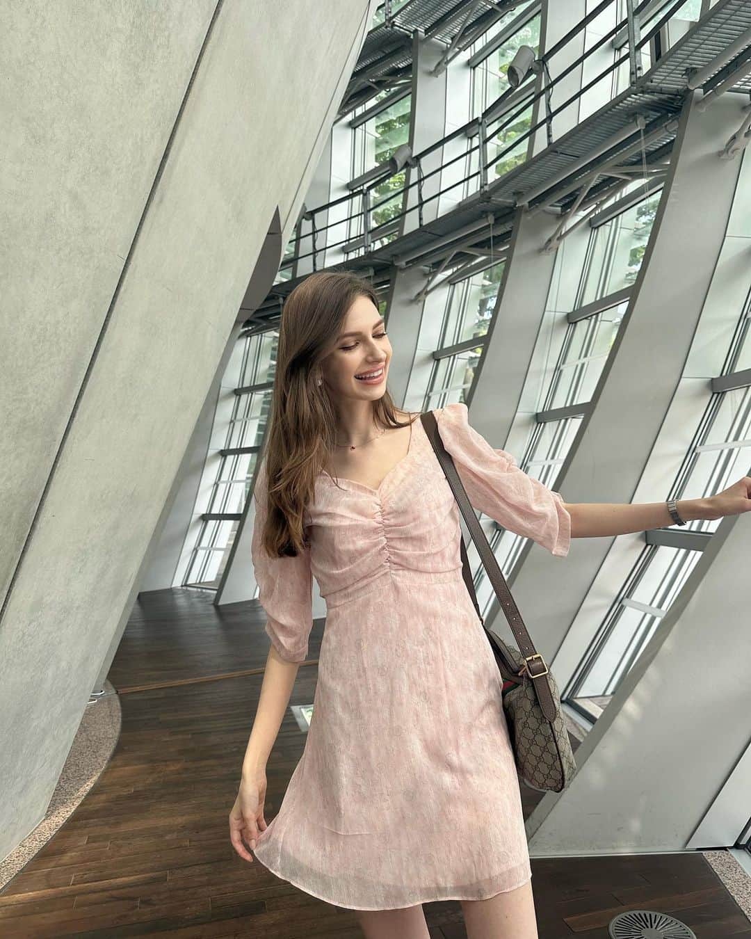 のインスタグラム：「こんばんは🌜 本日2回目の投稿失礼いたします✨  今夜は人の心を魅了する話し方についてのお話です！  皆さんも心を動かす話し方って知りたくないですか？😳✨  ミス日本コンテスト第一期勉強会最後の講義は、、、  【第一巻聞き手の心を動かす大人の話し方 声や滑舌以上に大切なこと  ：元NHKアナウンサー マツモトメソッド代表 松本和也先生】  松本先生は、NHK紅白歌合戦の司会を務められた経験もある先生です😳🎤  松本メソッドによると人の心に響く話し方のコツとは  ①ゆっくりと ②はっきりと ③語りかけるように  話すのがポイントです！  人は緊張すると「ちゃんとしなきゃ…」という焦りの気持ちから早く話してしまうそうです。  なので自分で少し遅いかな？と思うくらいのペースで話して大丈夫ということを教えていただきました。  私はとても緊張しやすい部分があり、人前に立つことや話したりすることが苦手です。緊張しなくなりたい、克服したいと思っていましたが、 松本先生は、「みんな緊張します。私も緊張します。普段テレビに出ている方でも緊張します。緊張するのは普通のことです。肝心なのは、緊張して見えないというところです。」とおっしゃっていて、「緊張」することをとてもネガティブに捉えていましたが、緊張していてもそう見えないように話せることを目標にしようと思いました。  そして、「緊張しなくなったら終わり」という言葉がある通り緊張するのはそれだけ向き合っていて良いことであると聞いて、少し気持ちが楽になりました。 緊張も一つの強みにしてスピーチ頑張りたいと思います💪🏻  講義の後半では、自分のスピーチを録音して客観視する大切さを学び、更にスピーチをよくするための課題も見つかりました。  ミス日本の先に何がしたいのか？ 何を伝えたいのか？  的確なアドバイスをいただき、一月に向けて明確な目標とやるべきことが見えてきたので、それに向かって尽力してまいります！！  松本先生、ご講義ありがとうございました。  椎野 カロリーナ  #ミス日本 #ミス日本の勉強会 #ミス日本コンテスト #ミス日本勉強会 #ミス日本2024 #ミス日本ファイナリスト2024」