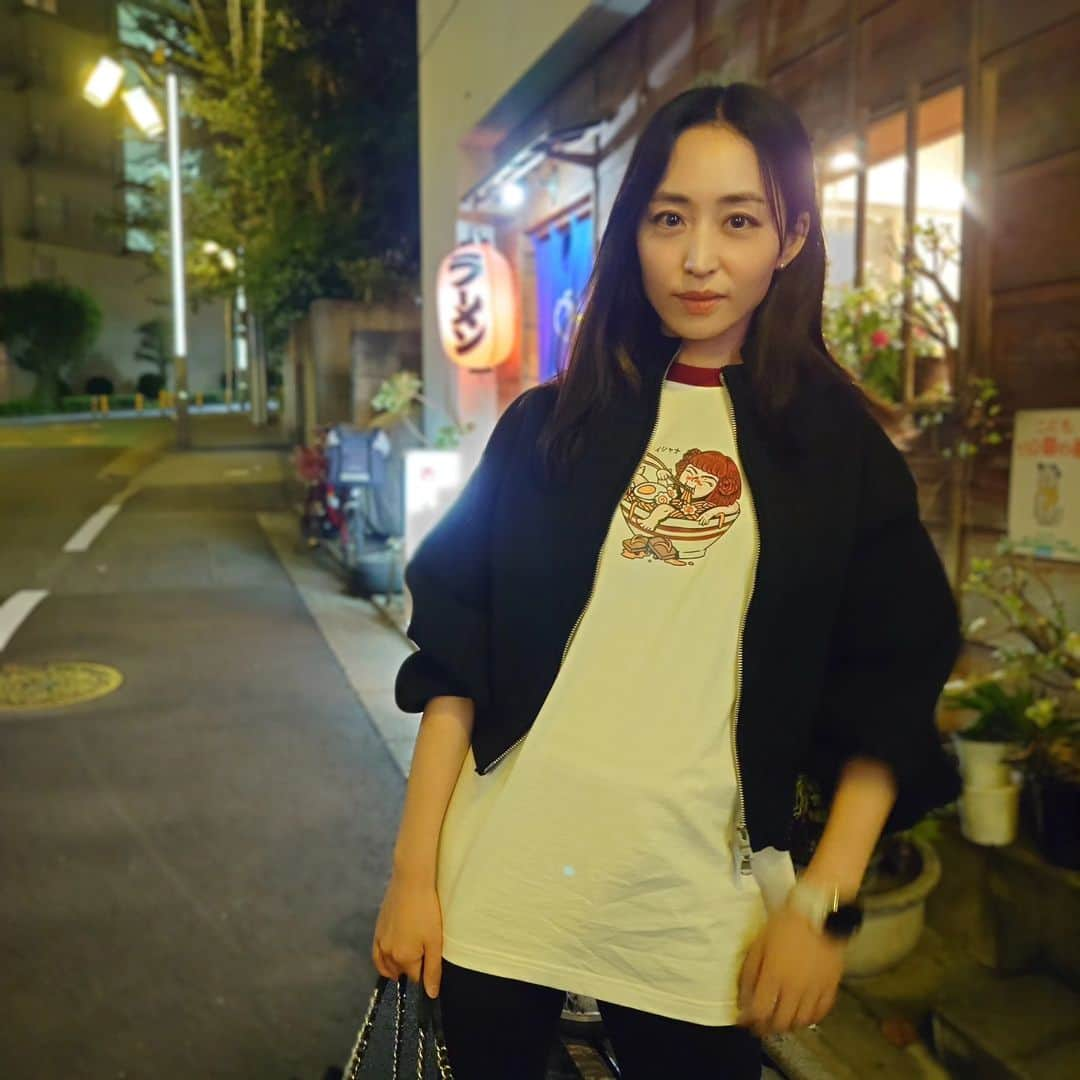 Yukiのインスタグラム：「Isyana ramen T-shirt🍜👕🫰❤  Isyanaさんの10月9日銀座ヤマハホールでのアンプラグドライブに向けて2日間リハーサルでした🎸  初めてアコギ弾くよ😳  チケットまだあります🎫 配信もあるみたいです。  ご来場お待ちしております！  #ISYANA @isyanasarasvati」