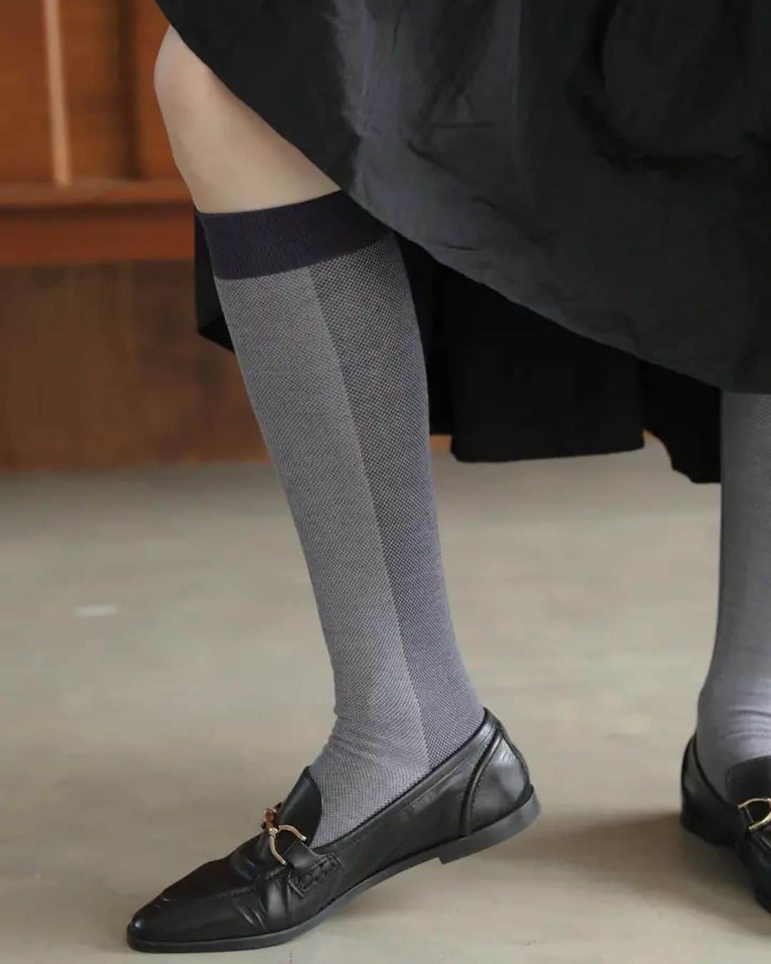靴下屋公式アカウント（tabio）さんのインスタグラム写真 - (靴下屋公式アカウント（tabio）Instagram)「. Recommended "High socks"  ▷ツイードバイカラーハイソックス #021170125 ¥1,540  秋冬1足は持っていると便利なハイソックス！ こちらはシンプルなのにサイドから見える 縦ラインが強調されてスッキリ脚みえすると評判。 タイツ風に履くのもおすすめです◎  #Tabio#madeinjapapn#socks #タビオ#ソックス#ハイソックス#靴下コーデ」10月7日 20時12分 - tabio.jp