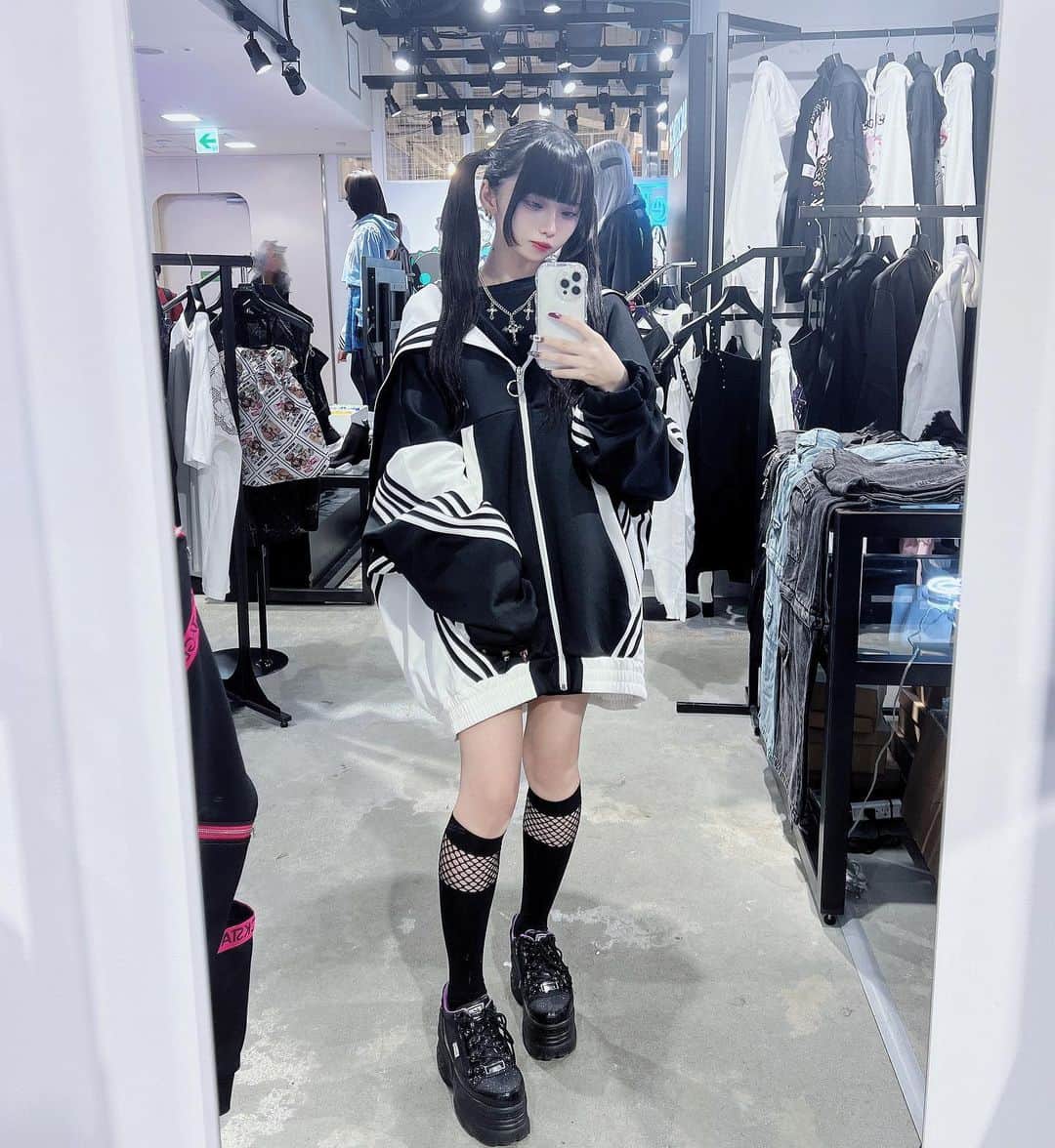 のインスタグラム：「・ ・ ・ ・ BACKSTAGE PASSがラフォーレ原宿にニューオープンしたので遊びに行ってきたよ♥ ・ NieR CLOTHINGとのコラボアイテムなど、オープンを記念した商品が展開されてた！私の着用したお洋服も超可愛いかった〜！ ・ ・ #backstagepass #バックステージパス #ラフォーレ原宿 #原宿 #pr」