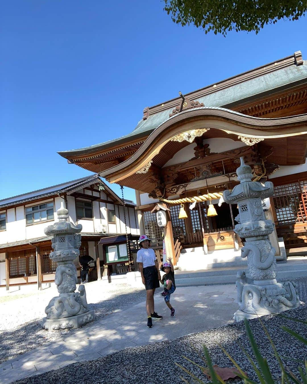 エマ中岡優姫のインスタグラム：「#白蛇神社  #サニ坊とエママの旅  #男の子ママ」