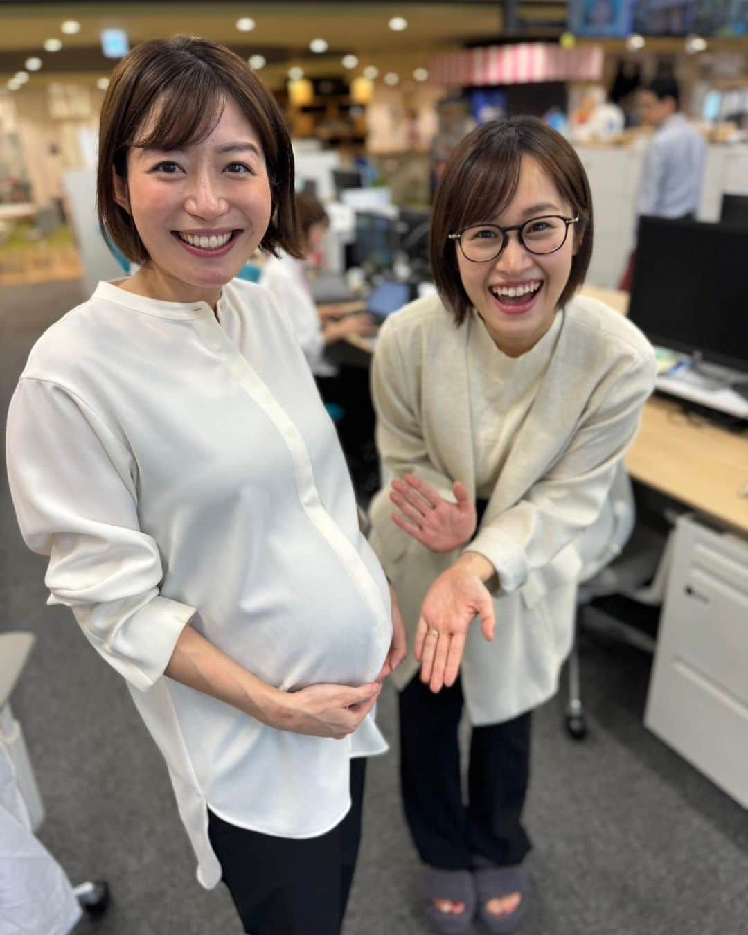 松原朋美さんのインスタグラム写真 - (松原朋美Instagram)「平山ちゃんが産休に…🤰🧡  大きなお腹になってからも意欲的に働く平山ちゃんを見ていたら私ももっともっと頑張らねば…！と刺激をもらいました🥹  日に日に慈愛に満ちた顔つきになる平山アナはさぞ可愛いくて凛としたママになるんだろぉなぁ🥰🥰  これからの大仕事に向けてたっぷり英気を養ってね☺️✨ 全力応援してるよー！📣✨  #平山雅#産休#安産祈願 #がんばれー!!!#全力応援」10月7日 20時13分 - matsubara.tomomi.0205