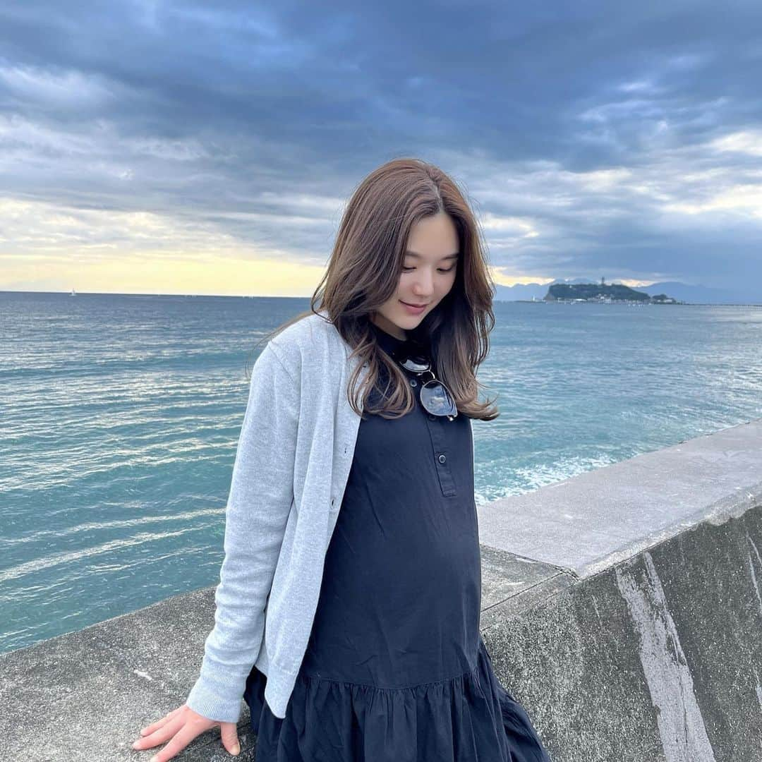 ひよんさんのインスタグラム写真 - (ひよんInstagram)「🤰❤️  妊婦中、本当にお世話になった @uniqlo のワンピとカーディガン🙏✨ この服で暑い夏を乗り越えられました。 ありがとう👗🤣🩷  もう秋服だーーーー🍂🤎 体型戻しつつ可愛いお洋服も徐々に着れるように頑張ろう🥰 まずはボンボン大優先だけど❤️  #ユニクロ #uniqlo #マタニティコーデ #妊婦コーデ #ひよん #ひよんマタニティ」10月7日 20時15分 - cchan_fee4