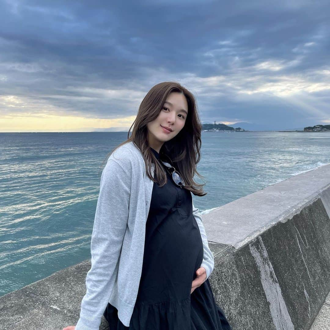 ひよんさんのインスタグラム写真 - (ひよんInstagram)「🤰❤️  妊婦中、本当にお世話になった @uniqlo のワンピとカーディガン🙏✨ この服で暑い夏を乗り越えられました。 ありがとう👗🤣🩷  もう秋服だーーーー🍂🤎 体型戻しつつ可愛いお洋服も徐々に着れるように頑張ろう🥰 まずはボンボン大優先だけど❤️  #ユニクロ #uniqlo #マタニティコーデ #妊婦コーデ #ひよん #ひよんマタニティ」10月7日 20時15分 - cchan_fee4