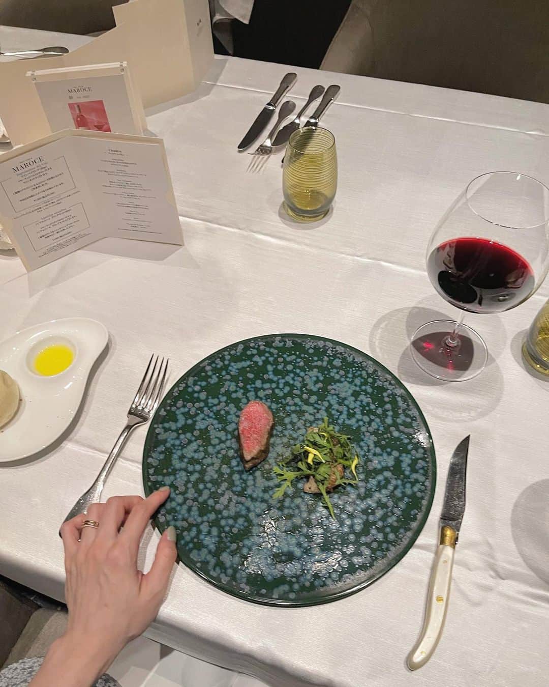 田中響子のインスタグラム：「ラグーナベイコートのイタリアン。 2歳のお誕生日にコース料理デビュー🍽️  もちろんkids用だけど、 前菜、パスタ、お魚、お肉、デザート、 お飲み物はノンアルコールワインで。 (ぶどうジュース🍇) お野菜以外ほぼ完食！びっくり！  私たちのお料理も秋の味覚満載で ワインが進みました🤤🍷  息子はどんな色が好き？のお歌の Youtubeに夢中だったけど 夜景の見える個室も素敵でした。」