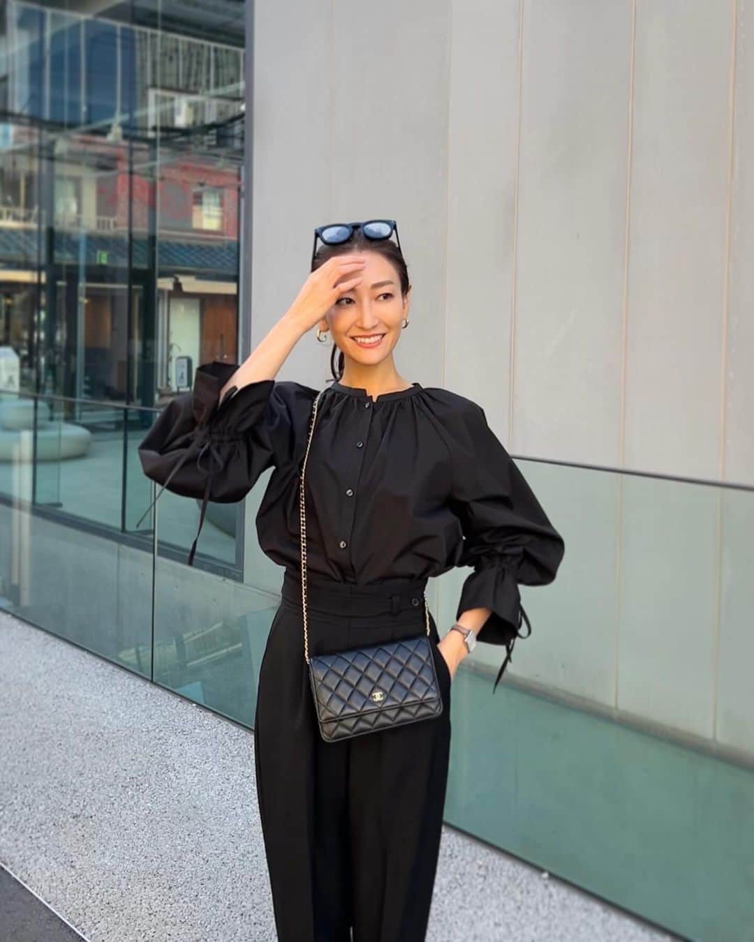 金子麻貴のインスタグラム：「袖リボンのちょい甘をブラックコーデで🤍  胸元にギャザーも入って一枚でも可愛いけどベストとかジレ合わせもオススメ✨シワにもなりにくくてサラサラの着心地です👌インしてるけどアウトしても長すぎなくてちょうど良い着丈。  夜は冷えるようになったので暖かくしてお過ごしくださいね🌙  #outfit#regleam#chanel#シンプルコーデ#ブラックコーデ#ママコーデ#ブラウス#ブラウスコーデ#コーディネート#コーディネート記録」
