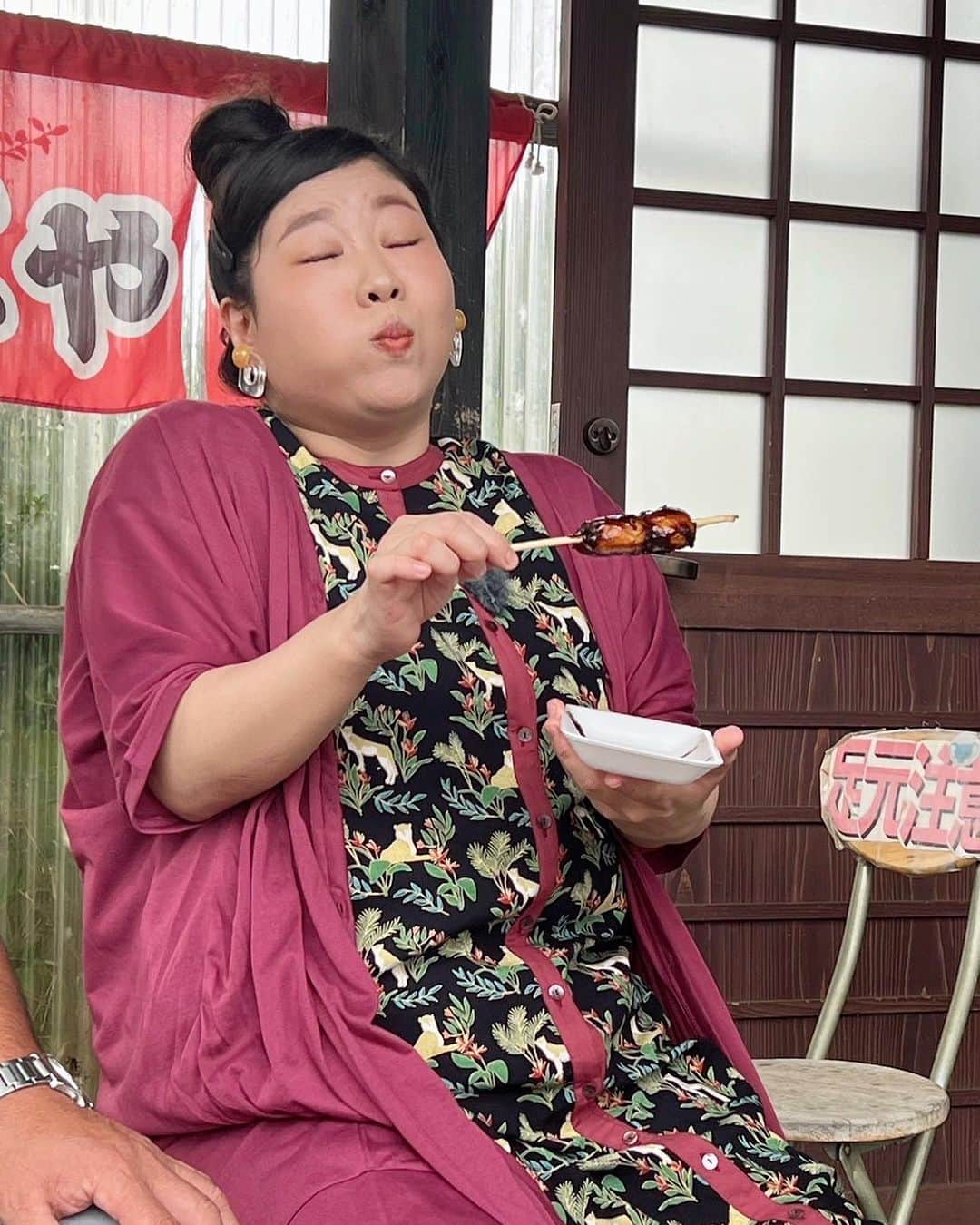 馬場園梓さんのインスタグラム写真 - (馬場園梓Instagram)「へい♪  お世話になります！  毎週土曜日 朝9じから放送の  #NHK山形 #やまホリ ！！  本日もご視聴いただき 誠にありがとうございました。  「エンジョイ道の駅！」のロケでは  高畠町にお邪魔しました。  道の駅「たかはた」で 美味しいものをたくさんいただいて最高にしあわせ🤤  ソラシドマネージャーさんが いつもいい写真を撮ってくれるんですが  感動したら目瞑るんやね🤤♪  四角豆とやらを買って帰って 天ぷらにしたら サクサクコリコリで のけぞる旨さでした。  それから  有名な観光スポット 瓜割石庭公園にも行きました。  高さ約３０ｍの石壁は圧巻！！  めちゃくちゃかっこよかったです！！  いつかここでゴスペル歌いたいなぁ🎵  大変お世話になり ありがとうございました！  ちなみに  こちらのすてきなワンピースは  @kilki_holiday さんとこのです！  ですので  ルン♪  #happy #NHK山形 #やまホリ #山形県 #高畠町 #道の駅たかはた #四角豆 #天ぷら #瓜割石庭公園 #ワンピース #kilki_holiday  #ルン♪」10月7日 20時18分 - babazonoazusa
