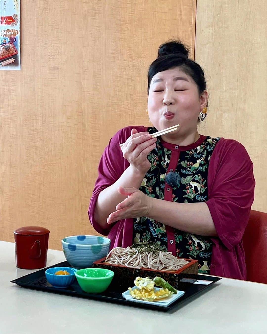 馬場園梓さんのインスタグラム写真 - (馬場園梓Instagram)「へい♪  お世話になります！  毎週土曜日 朝9じから放送の  #NHK山形 #やまホリ ！！  本日もご視聴いただき 誠にありがとうございました。  「エンジョイ道の駅！」のロケでは  高畠町にお邪魔しました。  道の駅「たかはた」で 美味しいものをたくさんいただいて最高にしあわせ🤤  ソラシドマネージャーさんが いつもいい写真を撮ってくれるんですが  感動したら目瞑るんやね🤤♪  四角豆とやらを買って帰って 天ぷらにしたら サクサクコリコリで のけぞる旨さでした。  それから  有名な観光スポット 瓜割石庭公園にも行きました。  高さ約３０ｍの石壁は圧巻！！  めちゃくちゃかっこよかったです！！  いつかここでゴスペル歌いたいなぁ🎵  大変お世話になり ありがとうございました！  ちなみに  こちらのすてきなワンピースは  @kilki_holiday さんとこのです！  ですので  ルン♪  #happy #NHK山形 #やまホリ #山形県 #高畠町 #道の駅たかはた #四角豆 #天ぷら #瓜割石庭公園 #ワンピース #kilki_holiday  #ルン♪」10月7日 20時18分 - babazonoazusa