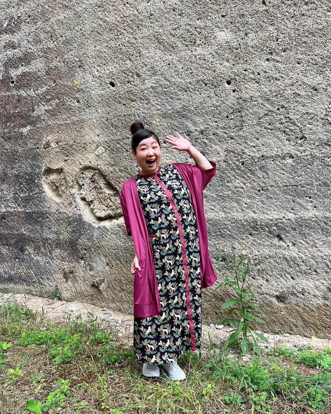 馬場園梓さんのインスタグラム写真 - (馬場園梓Instagram)「へい♪  お世話になります！  毎週土曜日 朝9じから放送の  #NHK山形 #やまホリ ！！  本日もご視聴いただき 誠にありがとうございました。  「エンジョイ道の駅！」のロケでは  高畠町にお邪魔しました。  道の駅「たかはた」で 美味しいものをたくさんいただいて最高にしあわせ🤤  ソラシドマネージャーさんが いつもいい写真を撮ってくれるんですが  感動したら目瞑るんやね🤤♪  四角豆とやらを買って帰って 天ぷらにしたら サクサクコリコリで のけぞる旨さでした。  それから  有名な観光スポット 瓜割石庭公園にも行きました。  高さ約３０ｍの石壁は圧巻！！  めちゃくちゃかっこよかったです！！  いつかここでゴスペル歌いたいなぁ🎵  大変お世話になり ありがとうございました！  ちなみに  こちらのすてきなワンピースは  @kilki_holiday さんとこのです！  ですので  ルン♪  #happy #NHK山形 #やまホリ #山形県 #高畠町 #道の駅たかはた #四角豆 #天ぷら #瓜割石庭公園 #ワンピース #kilki_holiday  #ルン♪」10月7日 20時18分 - babazonoazusa