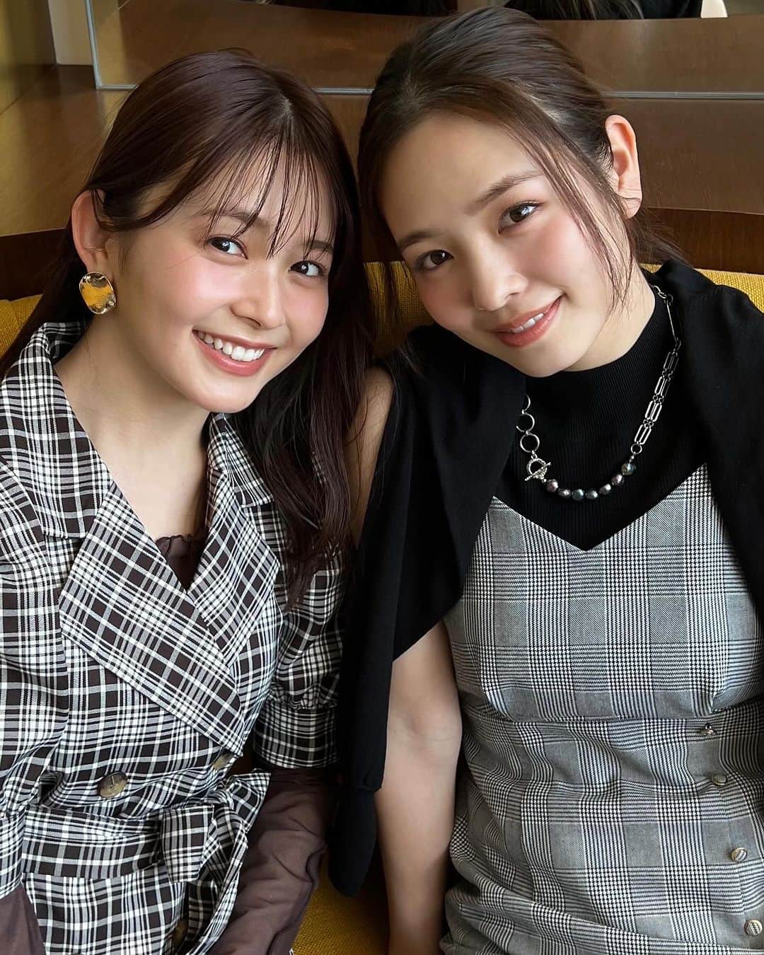 non-noさんのインスタグラム写真 - (non-noInstagram)「ㅤㅤㅤㅤㅤㅤㅤㅤㅤㅤㅤㅤㅤㅤㅤㅤㅤㅤㅤㅤㅤㅤㅤㅤㅤㅤㅤㅤㅤㅤㅤㅤㅤㅤㅤㅤ 今夜はnon-no 11月号『真悠の色っぽモノトーン りんくまのモカフェミニン』からオフショットをお届け🐣🫧  2人が定番カラーの“モノトーン”“モカ”で差のつく着こなしをみせてくれました🎶  大人っぽくいきたい気分の日は「色っぽモノトーン」で、優しい雰囲気を纏いたい時は「モカフェミニン」で！この秋もお洒落を楽しみましょう👜🍂🤎  【着用アイテム】  （1枚目） ［右］ワンピース #レディアゼル #redyazel  ［左］ワンピース #ウィルセレクション #willselection   （2枚目） シャツ #レイビームス #raybeams   （3枚目） ブラウス  #レディアゼル #redyazel  サロペット  #ココディール #cocodeal   #nonno #ノンノ #nonno_magazine  #横田真悠 #真悠 #久間田琳加 #りんくま」10月7日 20時29分 - nonno_magazine
