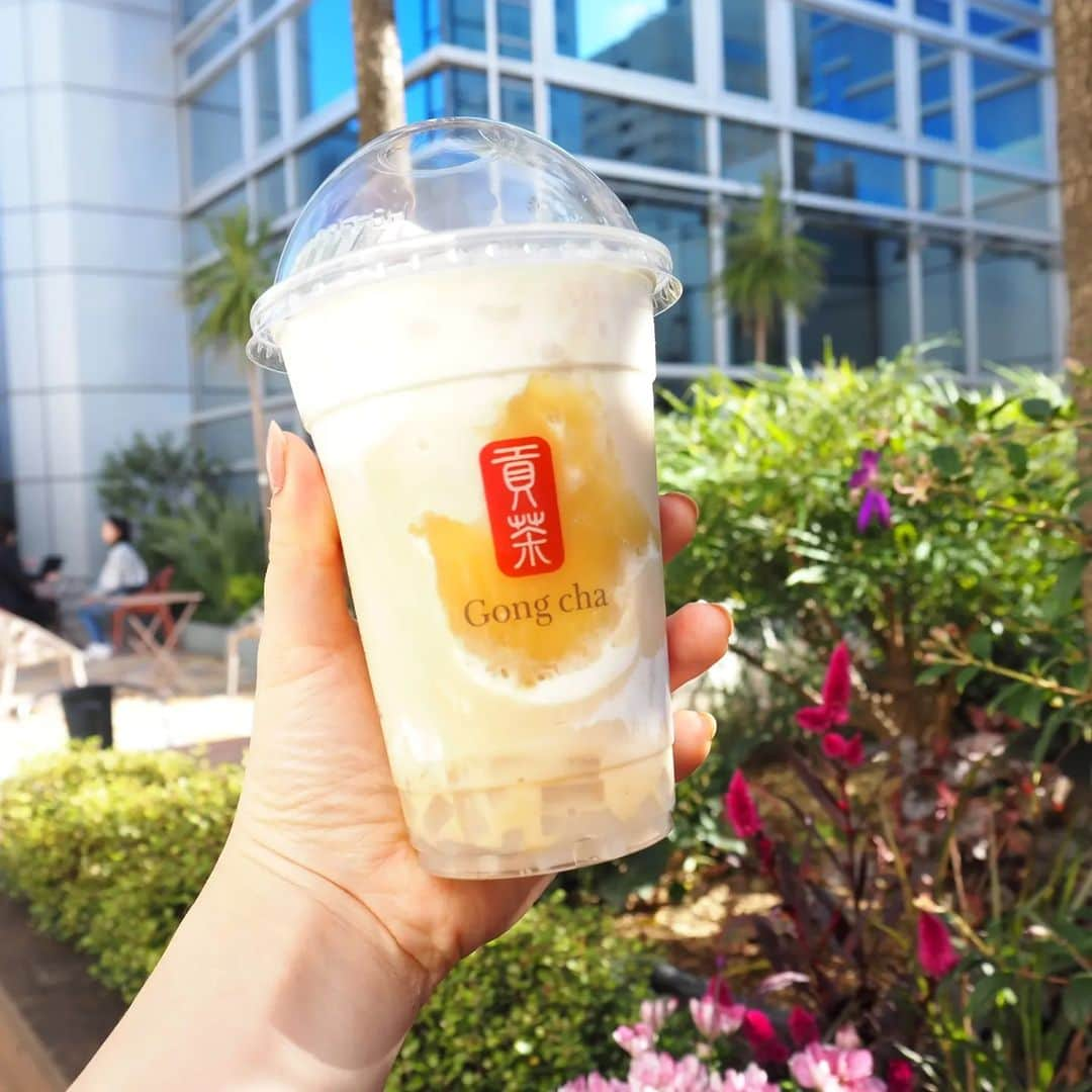 Kuboi Ayumiさんのインスタグラム写真 - (Kuboi AyumiInstagram)「【季節限定】Gong cha “初”のいもフレーバー「焼き芋ごくり」  急に朝晩は寒くなりましたよね。 10月に入って、秋の味覚、特にお芋が恋しい。  ということで、家族みんな大好きなGong cha（@gongcha_japan） へ。 お目当ては、10月5日からはじまったばかりの「焼き芋」を使ったドリンクをお持ち帰り。  ・焼き芋ごくり ミルクティー（ICED/HOT） ・焼き芋ごくり フローズンティー  「焼き芋ごくり ミルクティー」は、「ブラックティー」をベースに 焼き芋のねっとりとした食感を再現した「さつまいもペースト」と、さつまいもの中でも糖度の 高いことで知られる国産紅はるかを使った濃厚な「焼き芋ソース」が入っています。 ミルクフォームの上には、カリカリっとした食感の「焼き芋クランチ」がトッピングされている、デザートのようなドリンク。  「焼き芋ごくり フローズンティー」はブラックミルクティーに濃厚な味わいのさつまいもペーストとソースが使われています。 こちらもミルクフォームの上に「焼き芋クランチ」がのっていていいアクセントに。  私のおすすめは、焼き芋ごくり ミルクティーのHOTを甘さをゼロに。 そしてパール（タピオカ）トッピングをするともっちもちのタピオカになって、めちゃめちゃおいしいので、お試しください。  数量限定で無くなっちゃう可能性もあるので、気になる方はお早めに♡  ■ゴンチャ ルミネ池袋店 (Gong cha) 〒171-0021 東京都豊島区西池袋１丁目１１−１ ルミネ池袋 8F  ○+●+○+●+○+●+○+●+○+●+○+●+○+●  @himekagami　←check♡  おうちごはん が楽しくなるお取り寄せグルメ や 簡単＆時短ごはん、育児情報など発信中！ 投稿が気に入ったら保存&フォローしていただけるとうれしいです。 いつもありがとうございます(^^)  ○+●+○+●+○+●+○+●+○+●+○+●+○+●  #貢茶 #ゴンチャ #焼き芋 #芋スイーツ #ご褒美スイーツ #gongcha #タピオカ #カフェ巡り #東京カフェ #東京グルメ #池袋 #池袋カフェ #池袋グルメ #カフェ活　 #cafestgram #かふぇすたぐらむ  #ルミネ池袋」10月7日 20時20分 - himekagami