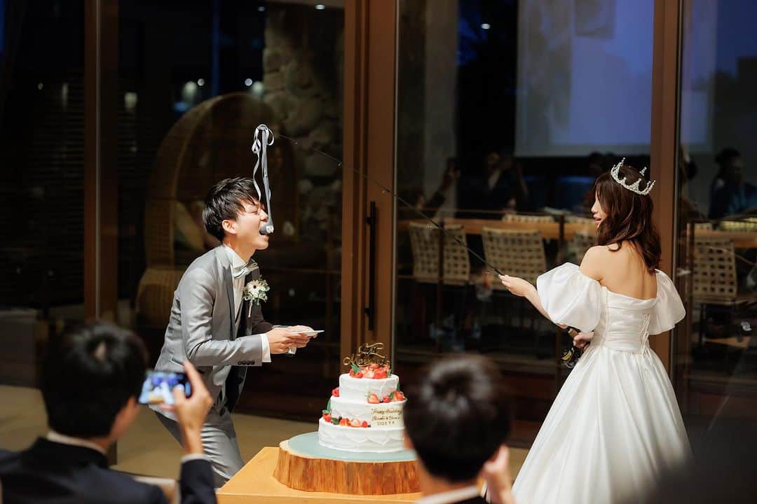 themeetsmarinaterraceさんのインスタグラム写真 - (themeetsmarinaterraceInstagram)「・ 【#ケーキセレモニー 】  ウエディングケーキのセレモニー 一風変わった演出を選ばれたおふたり🍰  釣竿の先にはなんとおたまが😳！  上手を食べさせてあげました✨  ------------------------- 公式HPではミーツ花嫁さまの挙式実例 #ウエディングレポート を公開中！ ▼詳しくは @themeetsmarinaterrace TOPページよりご覧ください*  #themeetsmarinaterrace #ザミーツマリーナテラス #千葉花嫁 #dearswedding #式場見学 #結婚式準備 #式場探し #ブライダルフェア #2024春婚 #2024夏婚 #2024秋婚 #2024冬婚 #おしゃれ花嫁 #ミーツ花嫁 #ウエディングケーキ  #ウエディングアイデア」10月13日 18時00分 - themeetsmarinaterrace