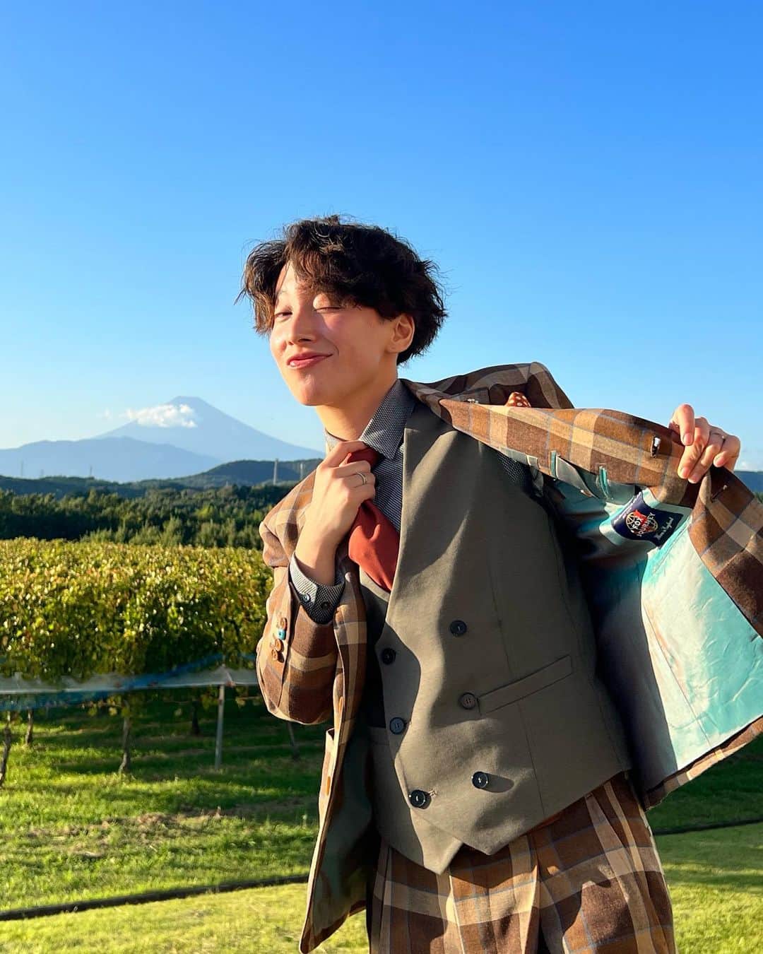 ひなたのインスタグラム：「愛しのぎーにょの結婚式に行ってきました♡  そして結婚式のテーマに合わせてロマンチックポップなスーツを作っちゃいました♡  あんな凄い結婚式どこ探しても無いんじゃないかな。。。最後なんか花火あがっちゃったりしてとことんやってくれる人やなぁと関心しちゃった。 細部にまで命が吹き込まれてて、どこにいてもぎーにょを感じれる空間作りが最高やった。  ゲストの方も類が友を呼んでみんなカラフルでこんなサーカスみたいな結婚式も初めて。  ずっとずっと幸せそうなぎーにょを見てひなも心から幸せやったなぁあ ほんまにおめでとう!!!快晴に乾杯！  そしてお誕生日おめでとう！お互いに♡」