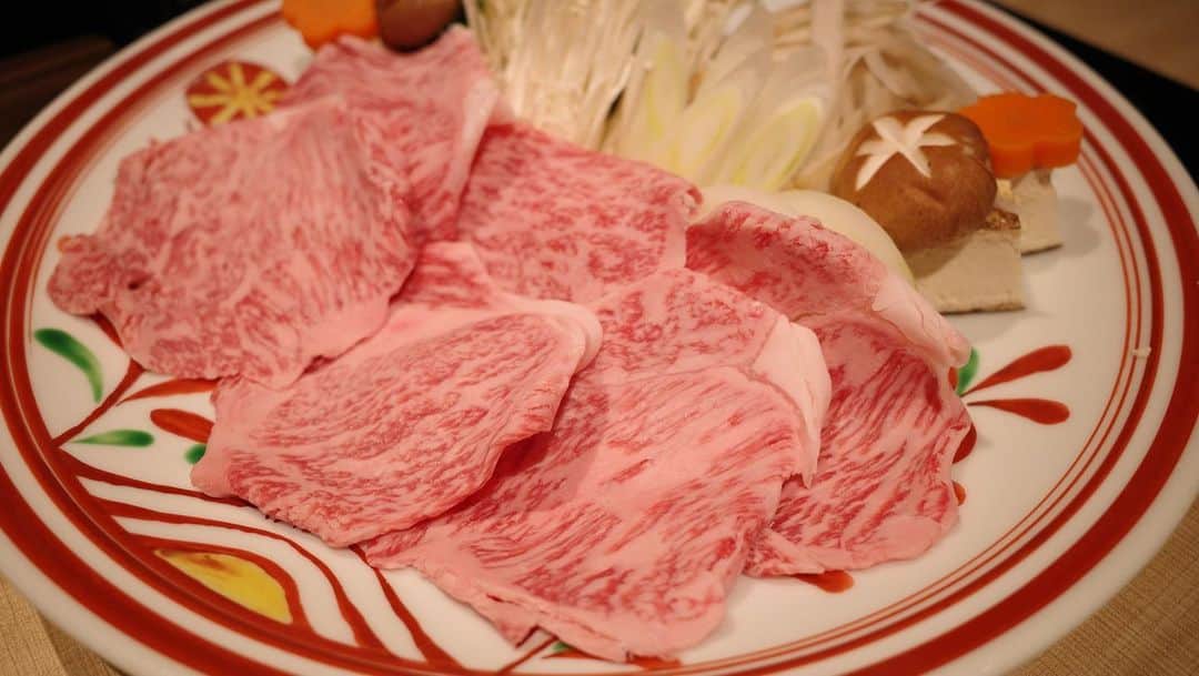 新郷桃子さんのインスタグラム写真 - (新郷桃子Instagram)「××× . 佐賀牛を始め、佐賀が誇る旬の食材、極み食材を贅沢に使ったお料理の数々。🍚  全部全部とても美味しくて スタッフさん達の接客もとっても気持ちがいいのが印象的でした。♡  特に印象に残ったお料理は、 言わずもがな、メインの佐賀牛のすき焼き！目でも口でも美味しく五臓六腑に染み渡る美味しさ。 鱧と松茸の土瓶蒸(海老、有田鶏、三つ葉) 上の部分がおちょこになってて、出汁を最初に飲むんだけど、これまた染み渡る美味しさ… 酢橘を入れて味変！最高に楽しかったです♡ お刺身も新鮮で脂が程よくのっていて…とにかく美味しかった…🐟  朝食も一つ一つ拘りが詰まってた！ 土鍋で炊いた佐賀のお米は今日の活力になりました🌾 また、追加でフリーオーダーもできて、好きな、気になるお料理を食べやすいサイズで提供されていたので、思う存分心ゆくまで楽しめるなぁと思いました🥺🌰  はぁ、佐賀って最高。 うらりって最高。  秋を発見🍁💡！思わずパシャリの一枚！  #佐賀 #佐賀武雄 #武雄温泉#うらり #武雄うらり#佐賀グルメ #佐賀ご飯 #佐賀旅館 #佐賀温泉 #秋の味覚 #秋」10月7日 20時25分 - rinnnnn01