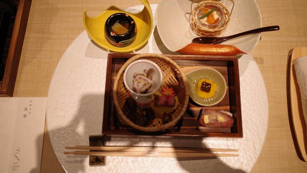 新郷桃子さんのインスタグラム写真 - (新郷桃子Instagram)「××× . 佐賀牛を始め、佐賀が誇る旬の食材、極み食材を贅沢に使ったお料理の数々。🍚  全部全部とても美味しくて スタッフさん達の接客もとっても気持ちがいいのが印象的でした。♡  特に印象に残ったお料理は、 言わずもがな、メインの佐賀牛のすき焼き！目でも口でも美味しく五臓六腑に染み渡る美味しさ。 鱧と松茸の土瓶蒸(海老、有田鶏、三つ葉) 上の部分がおちょこになってて、出汁を最初に飲むんだけど、これまた染み渡る美味しさ… 酢橘を入れて味変！最高に楽しかったです♡ お刺身も新鮮で脂が程よくのっていて…とにかく美味しかった…🐟  朝食も一つ一つ拘りが詰まってた！ 土鍋で炊いた佐賀のお米は今日の活力になりました🌾 また、追加でフリーオーダーもできて、好きな、気になるお料理を食べやすいサイズで提供されていたので、思う存分心ゆくまで楽しめるなぁと思いました🥺🌰  はぁ、佐賀って最高。 うらりって最高。  秋を発見🍁💡！思わずパシャリの一枚！  #佐賀 #佐賀武雄 #武雄温泉#うらり #武雄うらり#佐賀グルメ #佐賀ご飯 #佐賀旅館 #佐賀温泉 #秋の味覚 #秋」10月7日 20時25分 - rinnnnn01