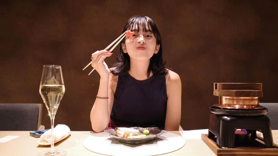 新郷桃子のインスタグラム：「××× . 佐賀牛を始め、佐賀が誇る旬の食材、極み食材を贅沢に使ったお料理の数々。🍚  全部全部とても美味しくて スタッフさん達の接客もとっても気持ちがいいのが印象的でした。♡  特に印象に残ったお料理は、 言わずもがな、メインの佐賀牛のすき焼き！目でも口でも美味しく五臓六腑に染み渡る美味しさ。 鱧と松茸の土瓶蒸(海老、有田鶏、三つ葉) 上の部分がおちょこになってて、出汁を最初に飲むんだけど、これまた染み渡る美味しさ… 酢橘を入れて味変！最高に楽しかったです♡ お刺身も新鮮で脂が程よくのっていて…とにかく美味しかった…🐟  朝食も一つ一つ拘りが詰まってた！ 土鍋で炊いた佐賀のお米は今日の活力になりました🌾 また、追加でフリーオーダーもできて、好きな、気になるお料理を食べやすいサイズで提供されていたので、思う存分心ゆくまで楽しめるなぁと思いました🥺🌰  はぁ、佐賀って最高。 うらりって最高。  秋を発見🍁💡！思わずパシャリの一枚！  #佐賀 #佐賀武雄 #武雄温泉#うらり #武雄うらり#佐賀グルメ #佐賀ご飯 #佐賀旅館 #佐賀温泉 #秋の味覚 #秋」