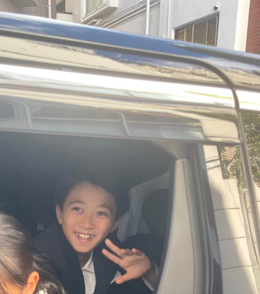 市川海老蔵 （11代目）さんのインスタグラム写真 - (市川海老蔵 （11代目）Instagram)「* Came to pick me up for my next appointment, thanks guys! Kangen’s baby tooth🦷 fell out and going thru replacement, haha💕  次のお仕事のお迎え、  あざす！  勸玄は歯の生え変わり🦷です笑笑💕  #市川團十郎白猿 #市川海老蔵 #海老蔵  #市川新之助 #成田屋 #歌舞伎 #成長記録 #子育てぐらむ #子供のいる暮らし #子どものいる暮らし #子育て日記 #三千世界 #children #childphotography #daughter #son #ABKAI #ABMORI #ebizoichikawa #ebizo #kabuki #thunderparty #theater #theaterarts #actor #japan #classic」10月7日 20時36分 - ebizoichikawa.ebizoichikawa