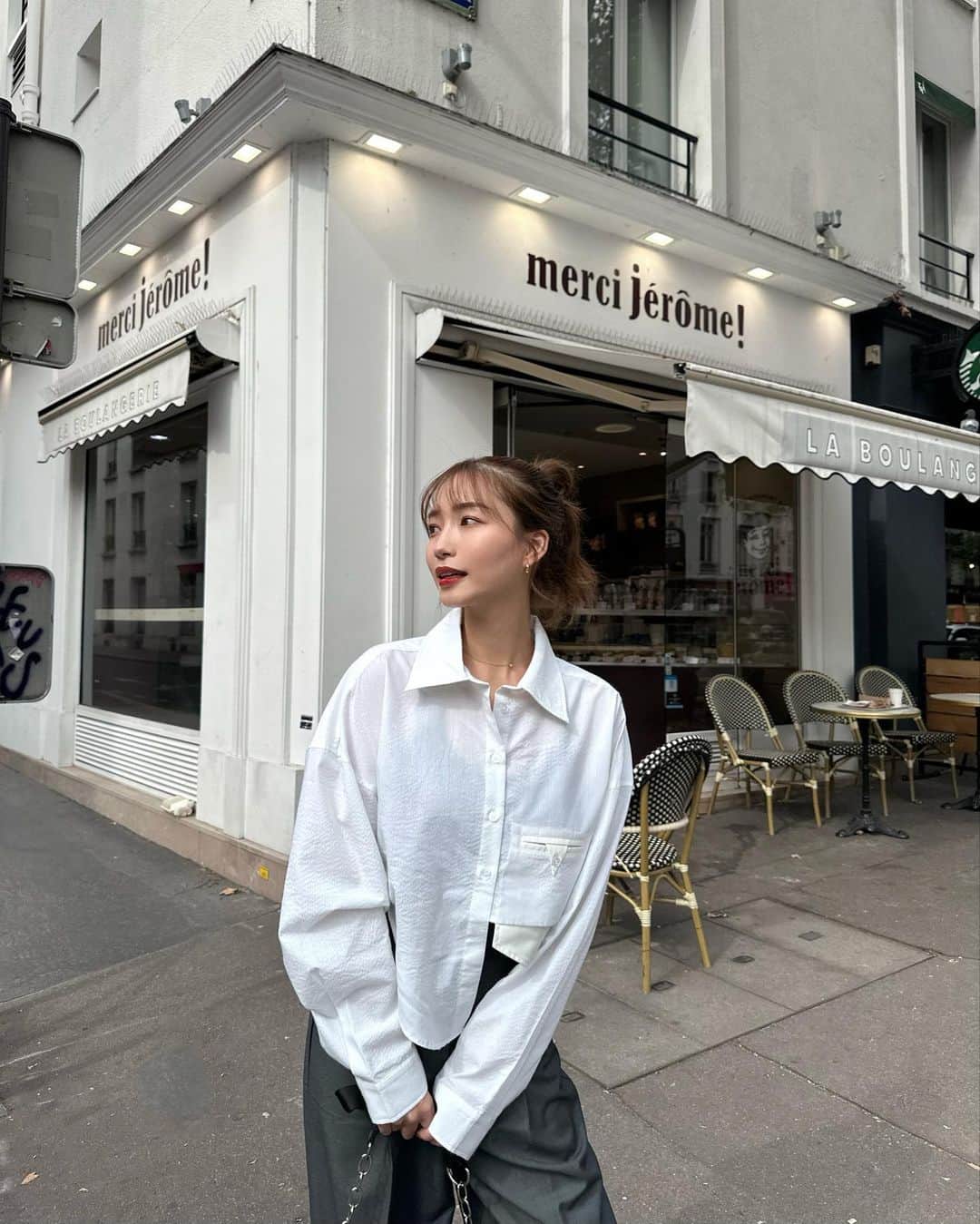 のインスタグラム：「. パリコーデ🇫🇷 @esio_official のシャツに @cheme.official のパンツ🤍  シャツは前がアシメになってて可愛いの🫶🏻 後ろは少し短めになってる🤍 ハイウエストのパンツとの相性抜群だった🤝 もう直ぐ発売のシェムのパンツも 形が綺麗すぎてスタイル盛れる！❤️‍🔥 ウエストが綺麗に見えるし色味もドストライク🥰  ここのカフェで朝ごはん食べたんだー🥪✨  #pr #paris #parisfrance #pariscafe  #パリ #パリ旅行 #フランス #フランス旅行 #ヨーロッパ #ヨーロッパ旅行 #ヨーロッパ周遊」