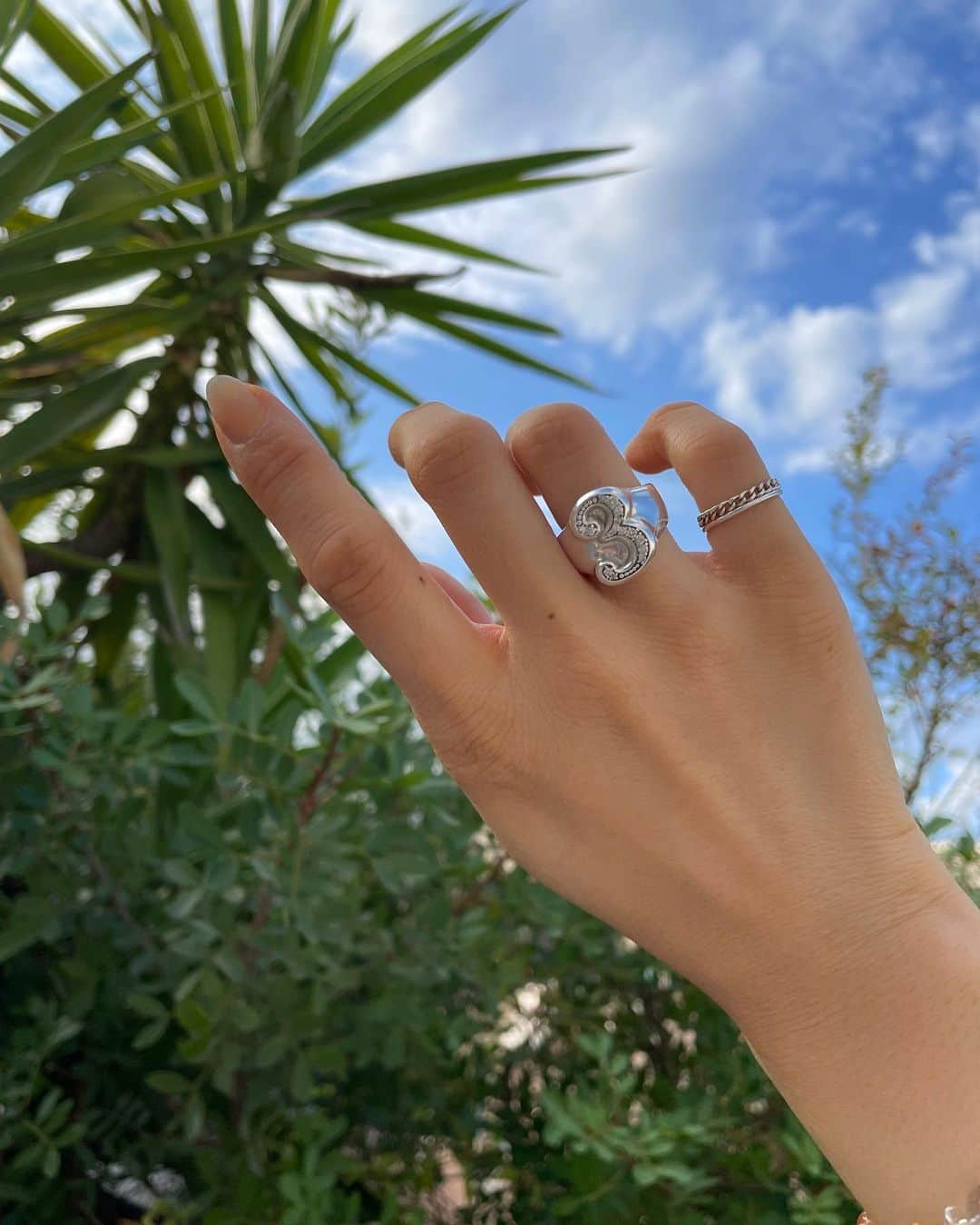 芝彰子のインスタグラム：「No.3  ♡♡♡  #favorite #ring #no3  #最近のお気に入り #存在感抜群 🤭」