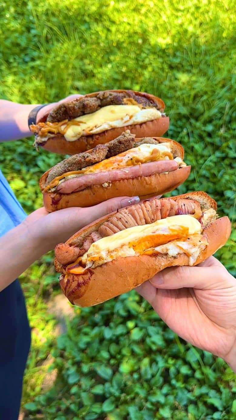 ゆうとグルメのインスタグラム：「🍔おじいちゃん店主が営む老舗ハンバーガー屋🍔 ㅤㅤㅤㅤㅤㅤㅤㅤㅤㅤㅤㅤㅤ 福岡にある今屋のハンバーガーさん(@imayahamburger)の 「エッグバーガーチーズ」450円 「ミックスエッグ」450円 「フランクチーズエッグ」500円 ㅤㅤㅤㅤㅤㅤㅤㅤㅤㅤㅤㅤㅤ 大濠公園駅から徒歩10分ほどのところにある今屋のハンバーガーは、創業50年の老舗ハンバーガー屋さん！ ㅤㅤㅤㅤㅤㅤㅤㅤㅤㅤㅤㅤㅤ ”宇宙人"と呼ばれ愛される名物おじいちゃん店主が1970年代から同じ移動販売車でハンバーガーを作り続けています！ ㅤㅤㅤㅤㅤㅤㅤㅤㅤㅤㅤㅤㅤ 今回は3つのハンバーガーを注文🍔🌭 ㅤㅤㅤㅤㅤㅤㅤㅤㅤㅤㅤㅤㅤ ホットドッグスタイルのハンバーガーは全部で9種類メニューがあって、安いもので300円高くても500円とその値段の安さも人気の理由のひとつ！ ㅤㅤㅤㅤㅤㅤㅤㅤㅤㅤㅤㅤㅤ それなのにハンバーグやソーセージなど具材たっぷりで一つでしっかりお腹いっぱいになるほどボリューム満点だし、味も今まで食べたハンバーガーの中で1番ってくらいのおいしさでそのクオリティの高さに感動しました🤤🤤 ㅤㅤㅤㅤㅤㅤㅤㅤㅤㅤㅤㅤㅤㅤㅤㅤㅤㅤㅤㅤㅤㅤㅤㅤㅤ 営業日はおじいちゃんの気まぐれだけど基本的に週末は営業しているみたいで、当日お店のインスタアカウントを見ればその日営業しているかが確認できるみたい！ ㅤㅤㅤㅤㅤㅤㅤㅤㅤㅤㅤㅤㅤ 開店の11時には毎回行列ができるくらいの大人気のお店だけど、ほんと感動するくらいおいしいから福岡に行ったらぜひここ行ってみてほしい🚚 ㅤㅤㅤㅤㅤㅤㅤㅤㅤㅤㅤㅤㅤ ちなみにおじいちゃんが働いているのは西公園本店、福岡にもうひとつ六本松店があってそっちの方はあまり並ばずに同じハンバーガーが食べれるらしいから穴場だと思う！ ㅤㅤㅤㅤㅤㅤㅤㅤㅤㅤㅤㅤ かなりおすすめ！！ ㅤㅤㅤㅤㅤㅤㅤㅤㅤㅤㅤㅤㅤ —————————————— 📍福岡県福岡市中央区西公園13-13 西公園展望台 ⏰11:00〜売り切れ次第終了 🛌不定休 🚃大濠公園駅から徒歩約10分 —————————————— #福岡グルメ #福岡ランチ #博多グルメ #博多ランチ #今屋のハンバーガー #ハンバーガー #ホットドッグ #fukuoka #japan  　 #福岡カフェ #博多カフェ #福岡観光 #福岡旅行 #博多駅 #福岡 #カフェ巡り #カフェ好きな人と繋がりたい #ごはん記録 #おいしい #japantravel #japantrip #instafood #egg #hamburger」