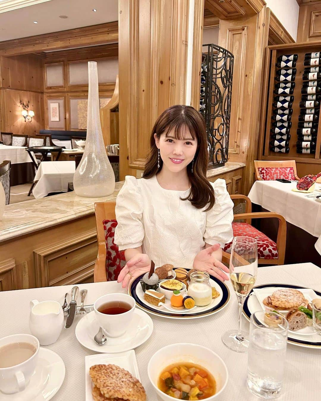 上坂由莉のインスタグラム：「📍ザ・リッツ・カールトン大阪 @ritzcarlton.osaka  ⁡ 日々があっという間すぎて… 始まってすぐ行かせてもらった リッツカールトン大阪のアフタヌーンブッフェ🌰🍠 ⁡ ⁡ 秋といえばな紫芋、栗、南瓜など旬の味覚を たっぷり味わえる贅沢ブッフェ😋🤎 ⁡ ⁡ 個人的には目の前で搾りたてを提供してくださる 最中モンブランが最高でした🌰⸝⸝ アップルパイやスイートポテトブリュレなど 珍しいホットデザートもありましたよ🍎⸝⸝  ⁡ 10/20(金)〜31(火)までは期間限定で ハロウィンバージョンに変わるみたいです🎃 ⁡ _ _ _ _ _ _ _ _ _ _ _ _ _ _ _ _ _ _ _ _ _ _ _ _ _  ▪︎ オータム・スイーツ・フェスタ 期間：2023年9月1日(金)〜11月16日(木) 時間：15時〜17時(最終入店15:30/90分制) 平日：大人 6,300円／お子様 3,150円 休日：大人 6,500円／お子様 3,250円 場所：リッツカールトン大阪、スプレンディード ⁡ #リッツカールトン大阪 #オータムスイーツ #スイーツビュッフェ #アフタヌーンビュッフェ #いもくりなんきん #アフタヌーンティ #大阪ホテル #ホテルスイーツ #ホテルビュッフェ #モンブラン #大阪グルメ #大阪スイーツ #梅田グルメ #秋スイーツ #ハロウィン #ハロウィンスイーツ #theritzcarlton #theritzcarltonosaka #osakahotel」