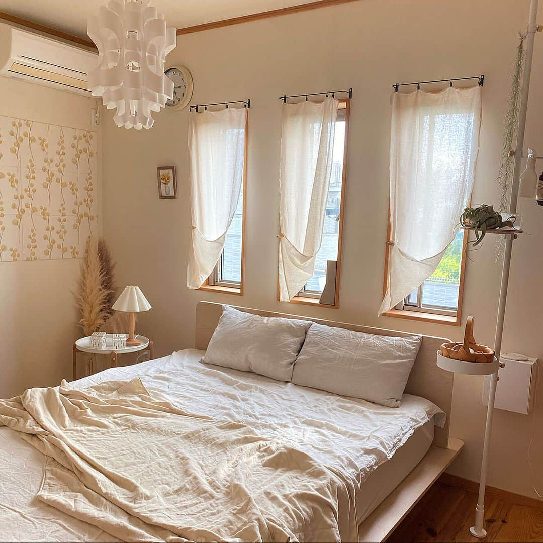 RoomClipJPさんのインスタグラム写真 - (RoomClipJPInstagram)「この部屋が素敵だなと思ったら「🌼」(はな)とコメントしてください！ 自然素材のインテリアが多く、木の温かさに包まれたpuu.tuuliさん宅✨整理整頓がとても美しく、ぜひ参考にしたいですね。 ---------------------------------------  Photo: puu.tuuli RoomNo. 188342   --------------------------------------  ぜひ「RoomClipムービー」のハッシュタグで 皆様の素敵なお部屋を撮影した動画を投稿してください🏠   --------------------------------------  この部屋のインテリアはRoomClipのアプリから ご覧いただけます。  アプリはプロフィール欄から ▶︎ @roomclipjp  ------------------------------------  600万枚以上集まる中から リアルな部屋のインテリア写真を毎日発信！  ------------------------------------  #北欧スタイル#北欧雑貨#北欧家具#北欧スタイルインテリア#ナチュラルインテリア#ナチュラル雑貨#ねこのいる暮らし#建売#建売住宅#一戸建て#一軒家#戸建て#戸建て住宅#インテリアコーディネート#好きなものに囲まれた暮らし#部屋づくり#リビングインテリア#リビングルーム#こだわりの家#雑貨好き#インテリア好き￼#おしゃれなインテリア#キッチンインテリア#インテリア好きと繋がりたい#ダイニングインテリア#デザイナーズ家具#空間デザイン#roomclip #ルームクリップ」10月7日 20時30分 - roomclipjp