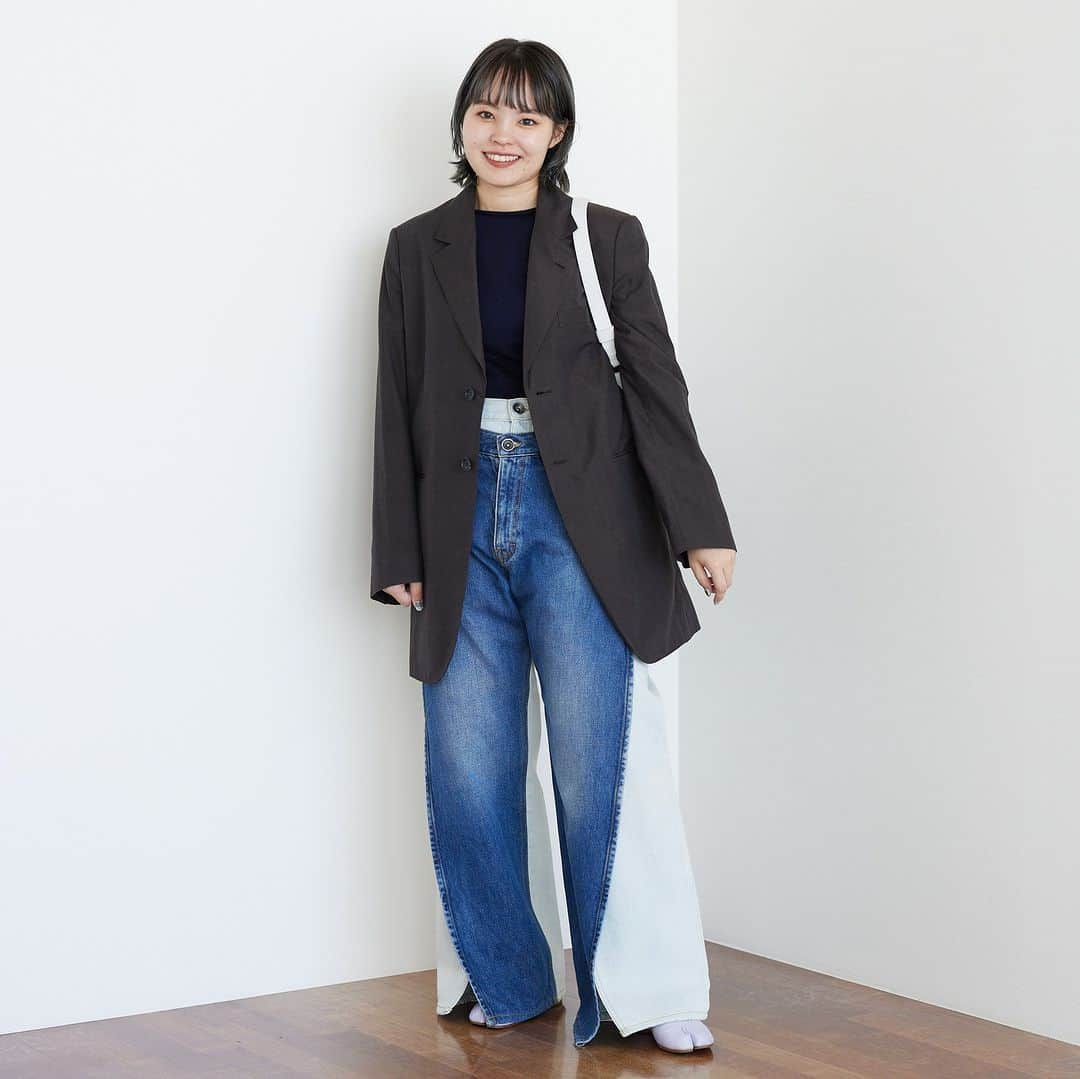 RAGTAGさんのインスタグラム写真 - (RAGTAGInstagram)「【STAFF STYLING】 ジャケットと合わせたい、存在感抜群デニム  ジャケットをカジュアルに着崩すならデニム一択！どうせなら自分らしく、人と被らない一癖アリなデザインがいいですよね。存在感がありつつ、どんなトップスとも相性が良いMaison Margielaのデニムはまさに理想を叶えてくれる逸品です。  Tops : COMME des GARCONS COMME des GARCONS Jacket : beautiful people Pants : Maison Margiela Shoes : Maison Margiela Bag : DIESEL （Staff : Kaku 153cm）  「一癖アリな存在感抜群デニム」を、是非RAGTAG Onlineでご覧ください。 気になる商品は、お近くの店舗へお取り寄せ可能◎ サイズや色味を実際に試してから購入をご検討いただけます！ お気軽にご利用ください。  #ラグタグ #古着 #ブランド古着 #古着コーデ #古着ファッション #スタッフスタイリング #ootd #outfits #casualstyle #casualoutfit #casuallook #dailylook #y2kstyle #y2kfashion #commedesgarcons  #maisonmargiela #diesel #beautifulpeople #ジャケットコーデ #デニムコーデ #y2kコーデ #トレンドアイテム #トレンドコーデ #秋服 #秋コーデ #秋服コーデ #秋ファッション #大人カジュアル #カジュアルコーデ」10月7日 20時30分 - ragtag_official_women