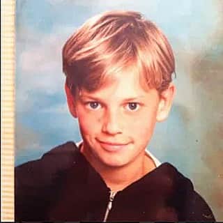のインスタグラム：「Ceux qui ont vécu les années 90 postez nous vos vraies photos des 90’s plutôt que celles de #Epik 😬」