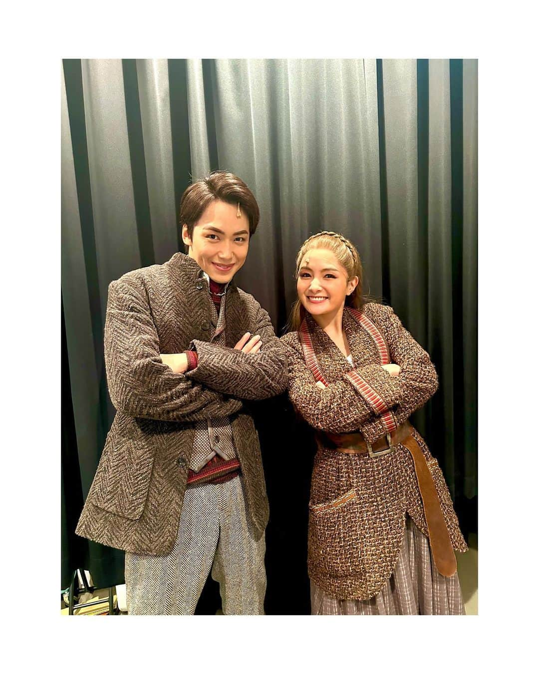 葵わかなさんのインスタグラム写真 - (葵わかなInstagram)「． 「ANASTASIA」東京公演千秋楽を迎えました！ やり切った〜！！ 応援ありがとうございました🥹  波瀾万丈、大変な時もあったけど本当に充実した旅でした。 いつでもこのお話の持つ、夢や希望、明るいパワーに背中を押してもらって立っていました☺️  時には闘い、時には寄りかかり、本当に支えてもらったディマ達との写真を。 心から救われた瞬間が何度もありました。最高のバディ！😆（バディでいいのかな笑）  そして、いつだって前向きに愛らしいトリオの写真も！ このトリオ大好き！どんな冒険だって私たちなりに楽しめちゃう気がしてくる、本当に心強い存在です。 禅さんヴラドとは写真が撮れなかったのでそれはまた大阪の旅で。。  みなさま、改めて東京公演の応援ありがとうございました。最後までやり切ることができたのは、本当に大きな意味があるなと思います。 次は大阪へ！ まだまだ楽しみます😊  #ANASTASIA #海宝直人 #相葉裕樹 #内海啓貴 #大澄賢也」10月7日 20時31分 - aoiwakana0630