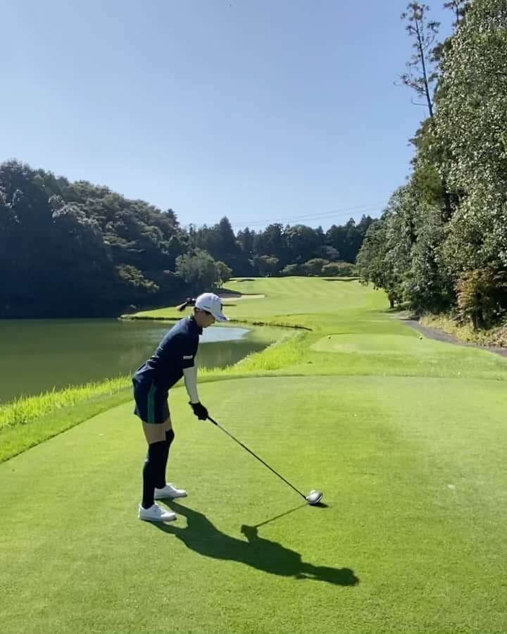 川崎志穂のインスタグラム：「1007 ・ ・ 秋はお天気がいいだけで とっても幸せ🧸🤍 ・ ・ #ゴルフ #golf #スイング動画」