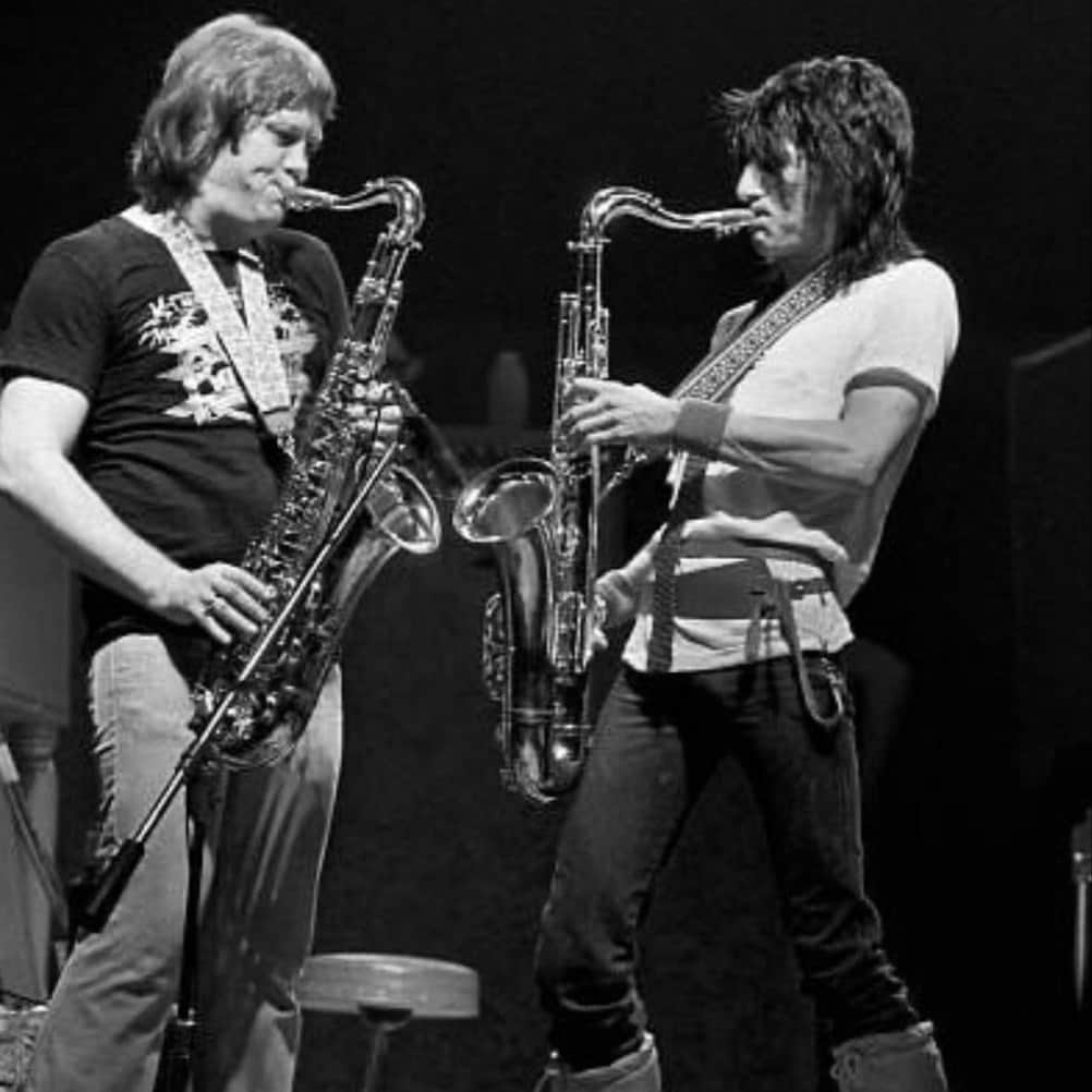 ロン・ウッドさんのインスタグラム写真 - (ロン・ウッドInstagram)「🎷🎷Two tenors! Ronnie and dear friend Bobby Keys playing their tenor saxophones on stage with the New Barbarians in 1979.」10月7日 20時32分 - ronniewood