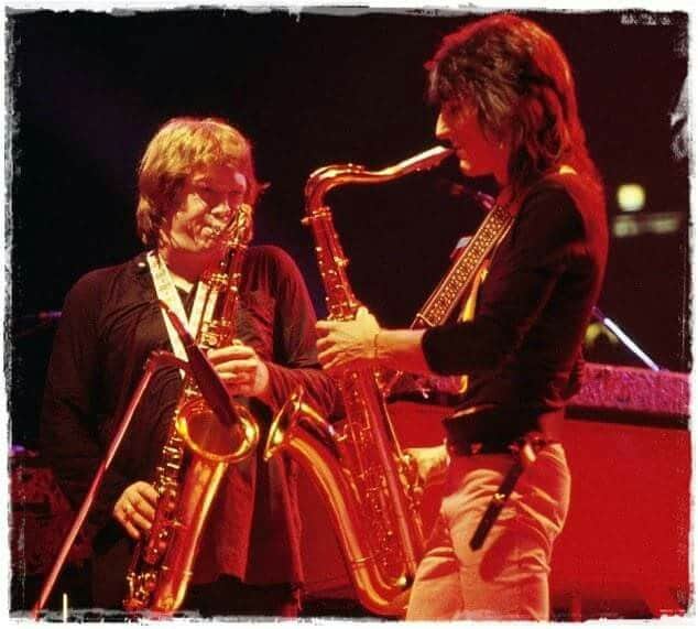 ロン・ウッドのインスタグラム：「🎷🎷Two tenors! Ronnie and dear friend Bobby Keys playing their tenor saxophones on stage with the New Barbarians in 1979.」