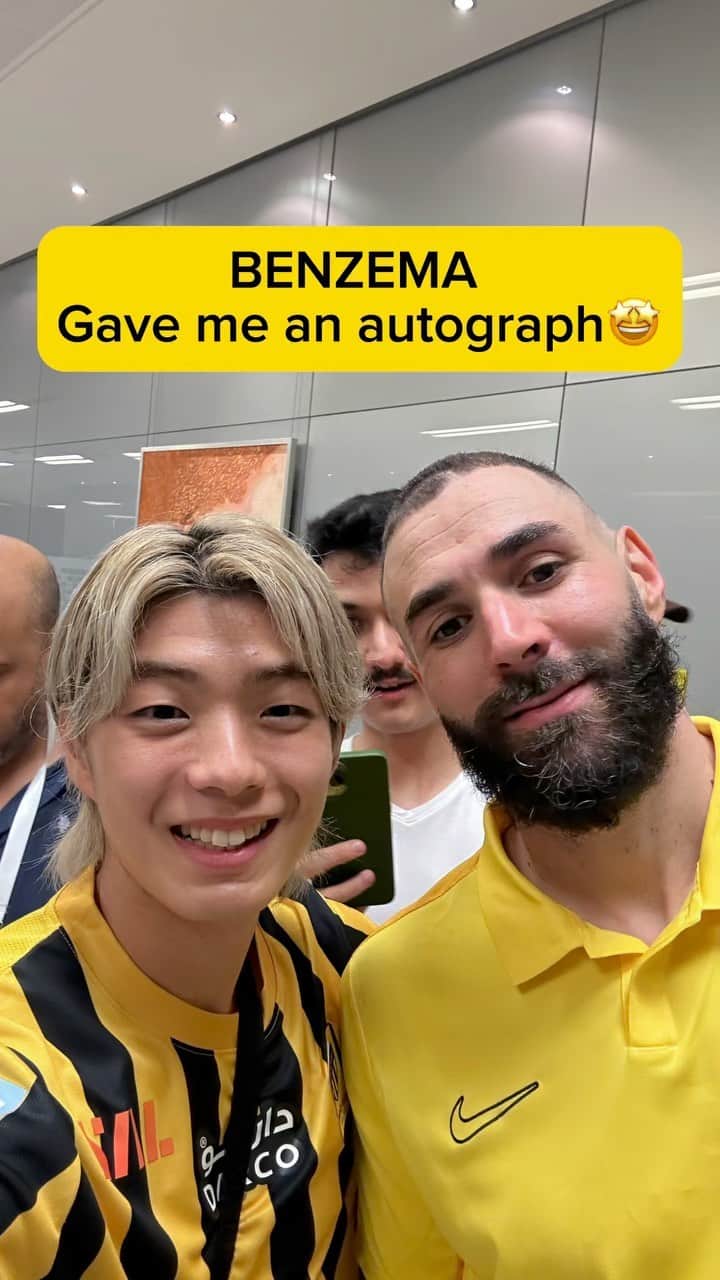 のインスタグラム：「BENZEMA gave me an autograph 🤩🤩  #benzema #benzema9 #alittihad #spl」