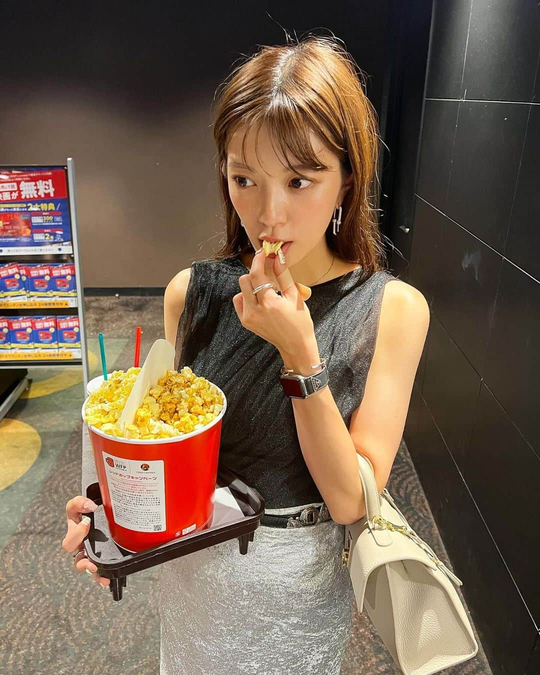 三谷紬のインスタグラム：「🎞️🔮🍿 数年ぶり映画館へ。 映画館で食べるポップコーンって どうしてこんなに美味しいのだろうか…🥺 * #映画館#映画#movie#えいが#ポップコーン#🍿#popcorn#🎞️#🔮#ホーンテッドマンション#thehauntedmansion#テレビ朝日#アナウンサー#三谷紬」