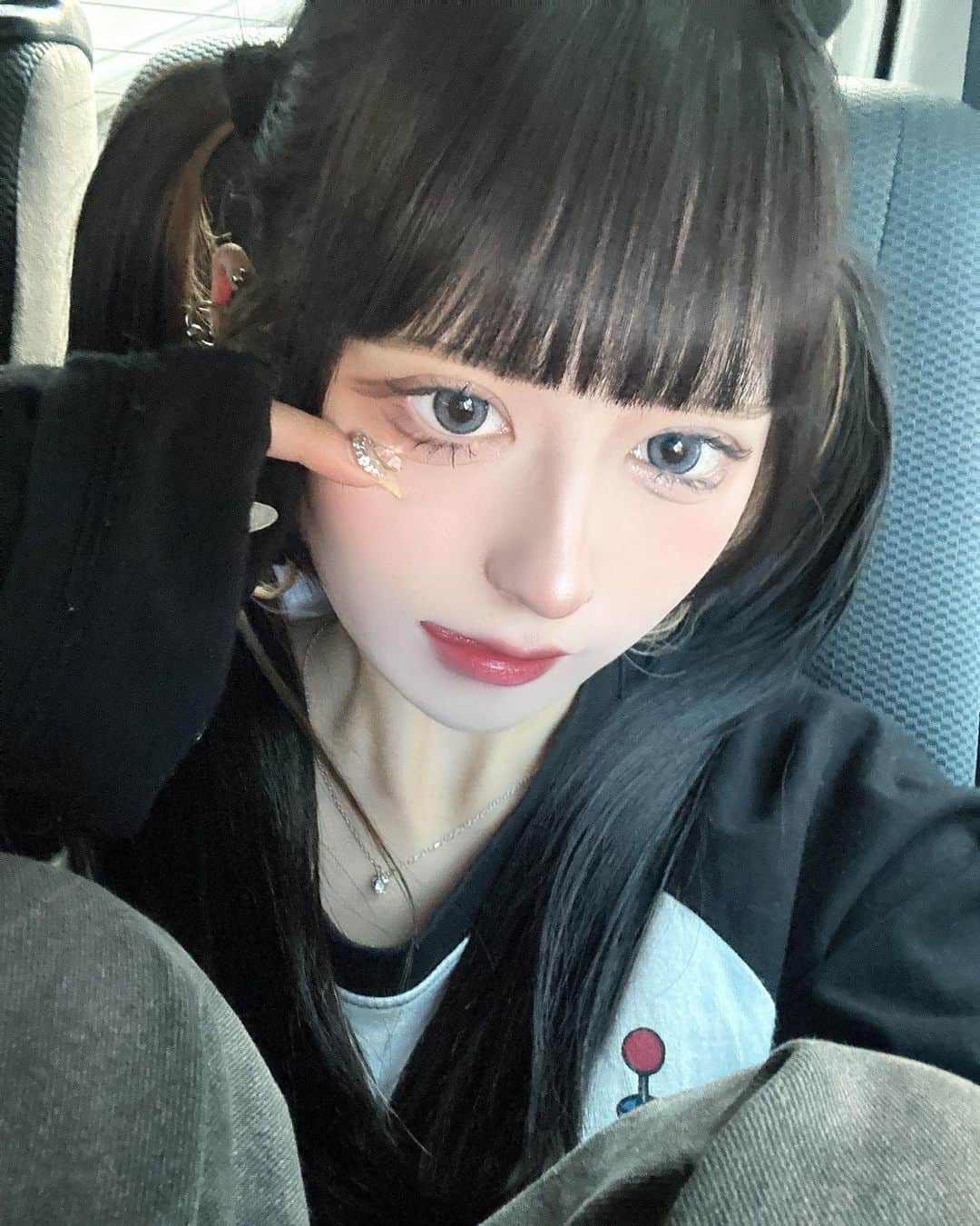 狐波ろんのインスタグラム：「移動車の中でてきとーーーにに撮ったやつ この写真またなりすまし垢に悪用されそうだにゃんバーリア‼️(cv.バルトロメオ)」