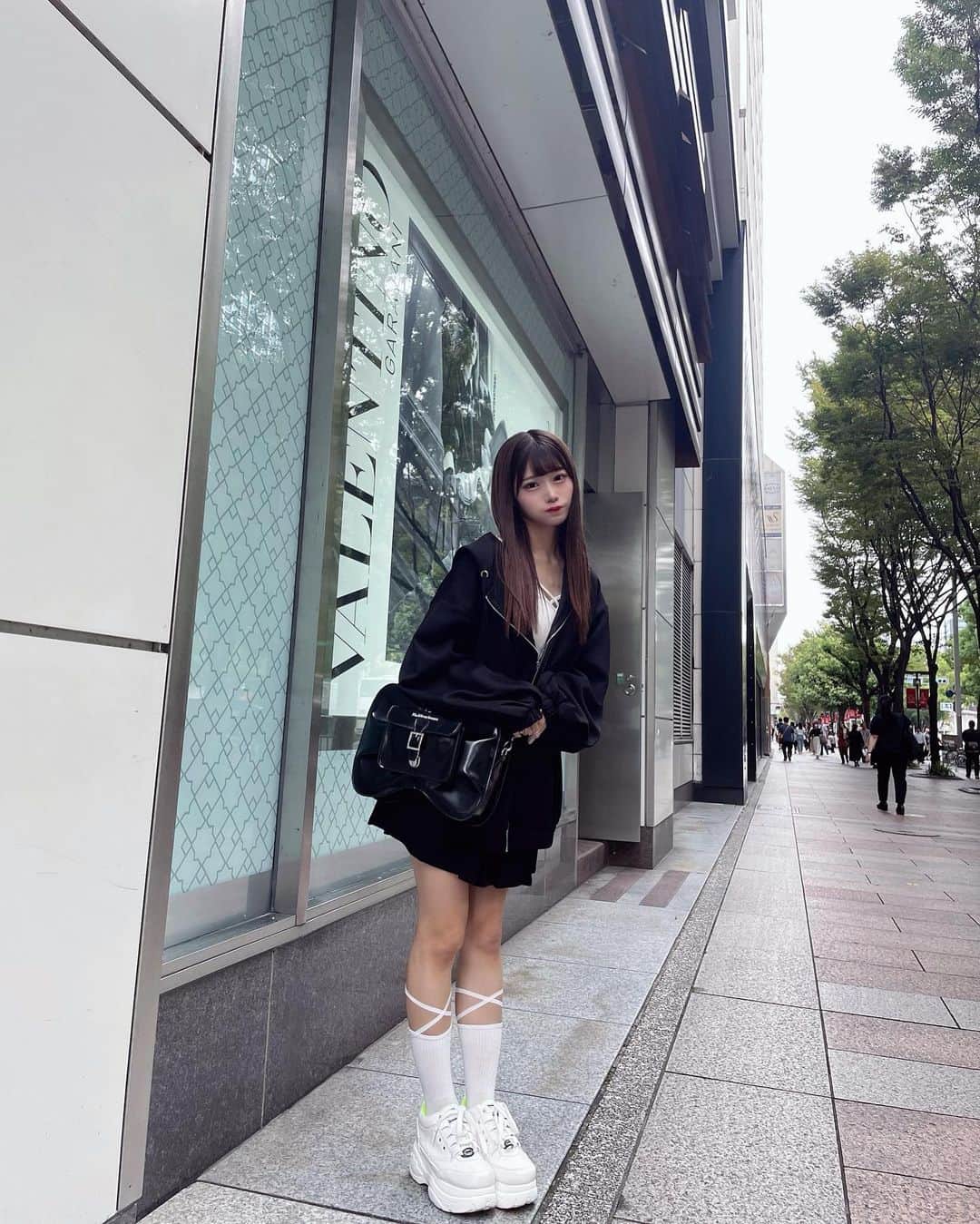 菖蒲まりんのインスタグラム：「名古屋の思い出くん(♡˙ᵕ˙♡)   #名古屋 #岐阜タンメン #ダックスフンド #DrMartens #bubbles #セットアップ  #ストレートヘア  #寿司 #ラグドール #猫 #CAT #OOTD #fashion #愛知」