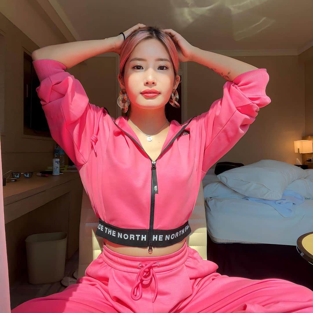 でっぱりんのインスタグラム：「韓国で買った @thenorthfacejp のセットアップが可愛すぎて即買いしたっちゃん🥺🩷🩷🩷 どう？可愛い？🩷🩷  #韓国 #渡韓 #thenorthface #ノースフェイス #セットアップ #ピンク #ピンクカラー #日本 #一時帰国 #セブ島 #フィリピン #海外移住 #海外 #移住 #女の子ママ #ママ #ママコーデ」