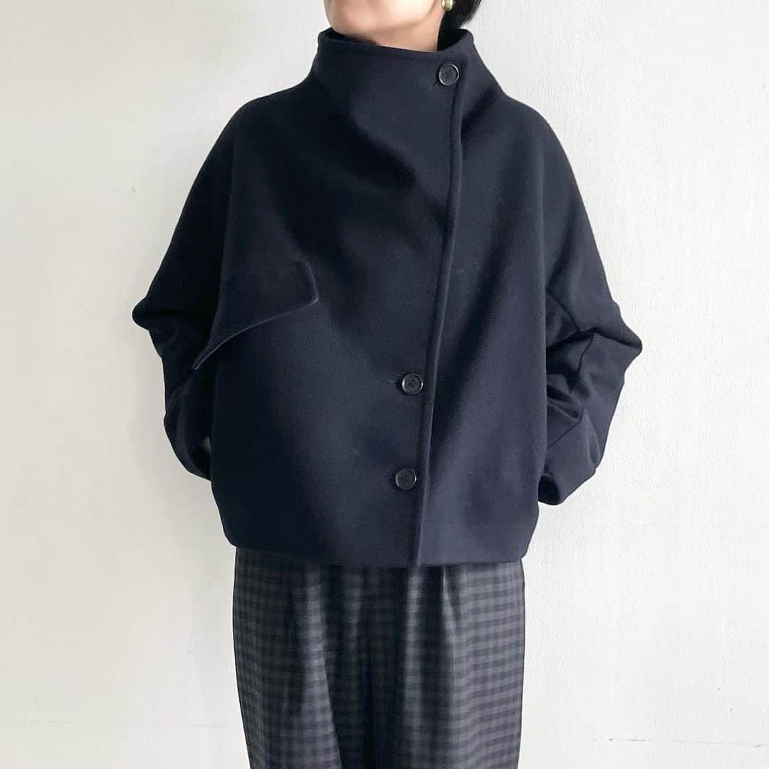 エリオポールのインスタグラム：「2023 Winter Collection  Coat  63.800yen / HÉLIOPÔLE   Ref: 23003086021HN Color: Navy. Black Size: 36. 38  下記店舗にてお電話での通販を承っております。  HELIOPOLE代官山店  03 3770 6438  HELIOPOLE 札幌店  011 209 5455  @heliopole_official #HELIOPOLE  #エリオポール」