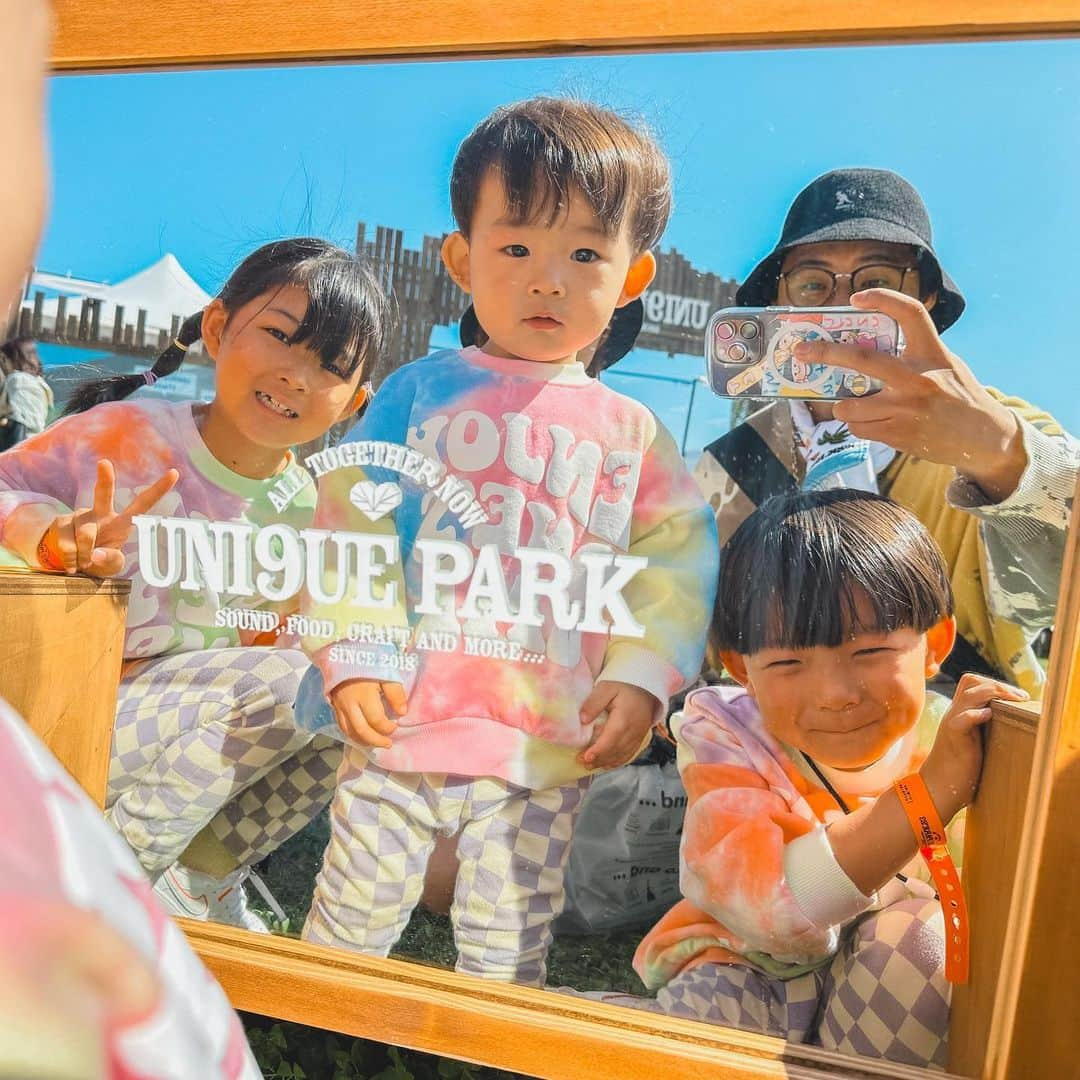 ゆずみつのインスタグラム：「UNI9UE PARK'23に行ってきたよ🐝  食べ物も音楽も最高だった🫶 パパママのお揃いの服はniko and...だよ✨  みつのオバショットも見れたし 可愛いバルーンアートも貰えた🥺🎈  ゆずは初めてのタフティング体験でおにぎり作れたよ☺️🍙  最後の写真はゆずが撮ってくれたの！ 上手じゃない😳！？ 今度カメラ持たせてみようかな🔥  楽しい休日になりました🫶💮  @nikoand_official   #PR #nikoand #ユニークパーク23 #ゆずみつ #ゆずみつといっしょ #おそろコーデ #家族コーデ」