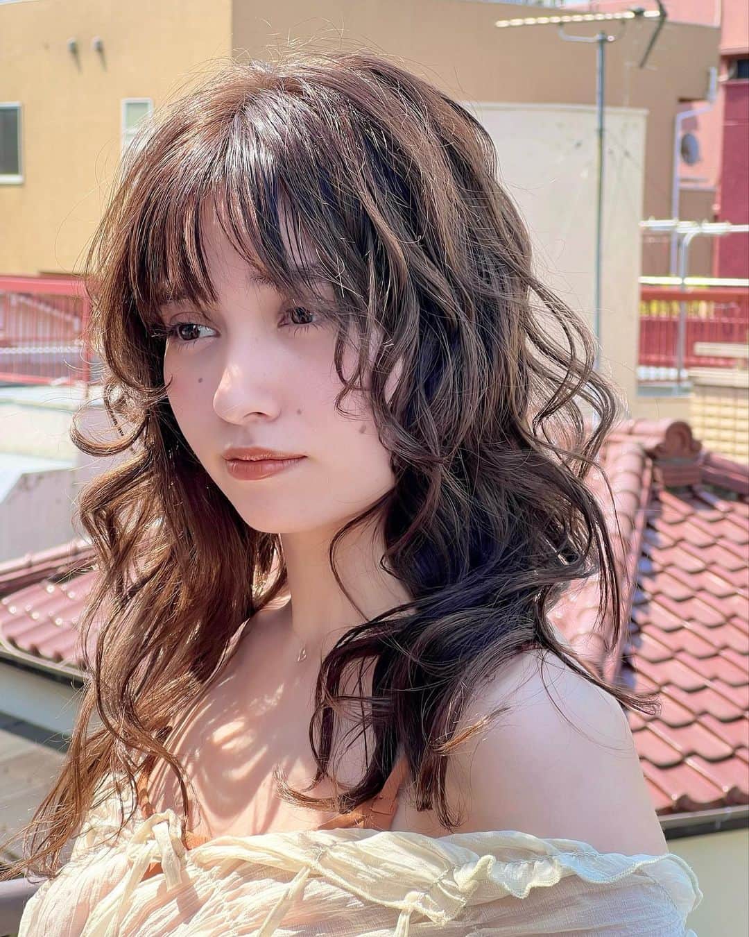 ボールドウィン零のインスタグラム：「この前卵かけご飯作ろうとしたら、冷蔵庫で保存してた卵が凍ってました🥶  最近寒暖差激しいからそのせいかな？  #冷凍卵 #巻き髪アレンジ #自然光撮影 #ハーフ女子 #サロンモデル」