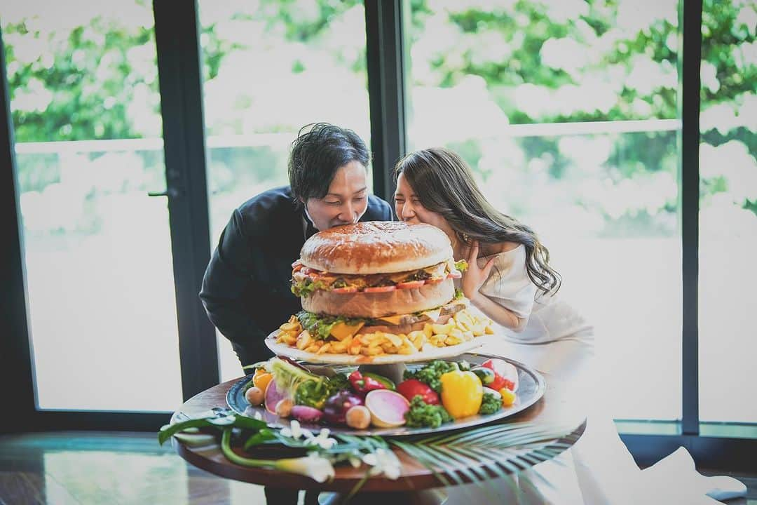 KOTOWA京都八坂のインスタグラム：「・ 巨大ハンバーガーを おふたりでぱくりっ🍔✨✨  ケーキ入刀ではなく、おふたりらしい食べ物はいかがですか❔ KOTOWAではこんな自由な進行も叶います💕  --------------------------  ◆フェアのご予約・各種お問い合わせは こちらから👉🏻@kotowakyotoyasaka  #KOTOWA京都八坂 #祇園 #京都結婚式場  #花嫁#プレ花嫁#卒花 #京都観光  #結婚式#結婚式場#披露宴#チャペル #京都結婚式#京都花嫁#東山#和婚  #挙式 #挙式ヘア #挙式レポ  #ブライダルフェア#ウエディング #カラードレス #披露宴 #披露宴演出 #披露 #ファーストバイト #ケーキ入刀 #ファーストバイト演出 #白無垢 #白無垢ヘア#ハンバーガーバイト」