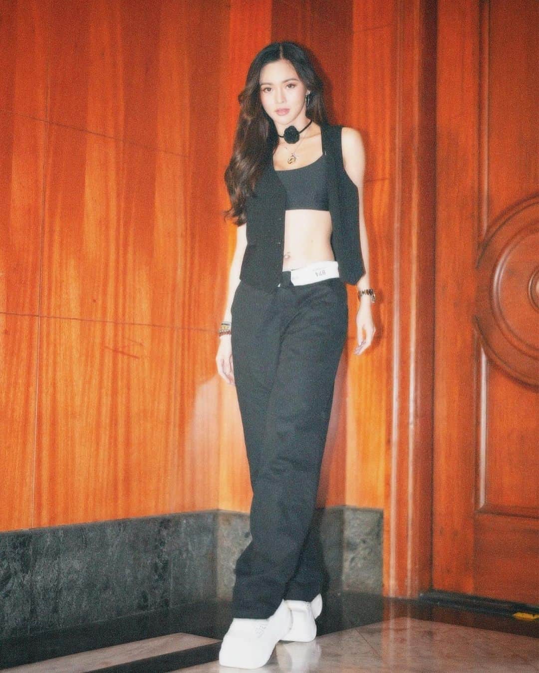Kim Chiuのインスタグラム：「JULIANA made me wear BLACK more often!!!🖤 who is she?!!!🌹😳 #Linlang #LinlangOnPrime #ootdksyc #ootd   Have a great weekend everyone!!!❤️‍🔥」